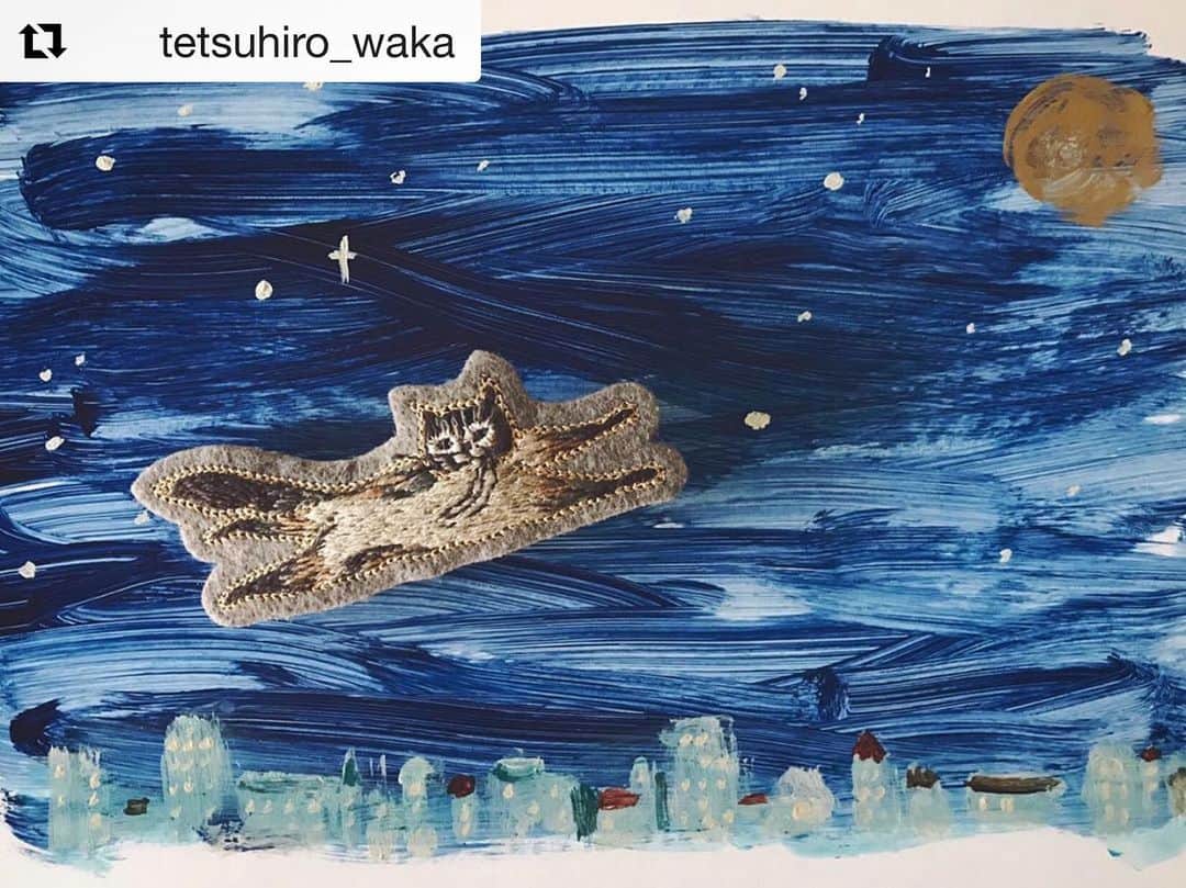 OKAさんのインスタグラム写真 - (OKAInstagram)「画家の若林哲博さんとのコラボレーションアイテムが揃いました。  画像は妄想絵本「うろんな猫」たちの中の1匹、空飛ぶ猫のブローチ。背景の絵は若林さんによるものです。  #仕事のはなし #若林哲博 @adieu_tristesse_official」9月10日 13時56分 - ytrpics