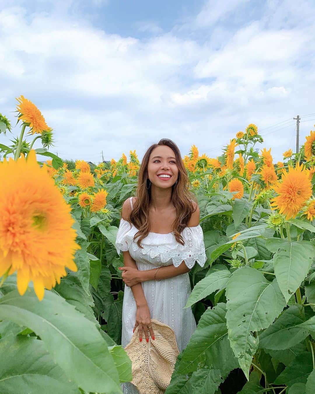 エリカ・セイラさんのインスタグラム写真 - (エリカ・セイラInstagram)「電柱が見えちゃってるのが納得いかないわ🌻  #ひまわり畑 #ひまわり #あけのひまわりフェスティバル #八重ひまわり #ゴッホのひまわり #sunflowerfield #sunflower #sunflowerfields #sunflowerfarm #sunflowers #HalfJapanese #eurasian #sunflower🌻 #🌻 #ひまわり畑🌻 #ゴッホ #vincentvangogh #vangoghsunflowers #お花畑 #flowerfield #smile😁」9月10日 14時01分 - erica_sarah_