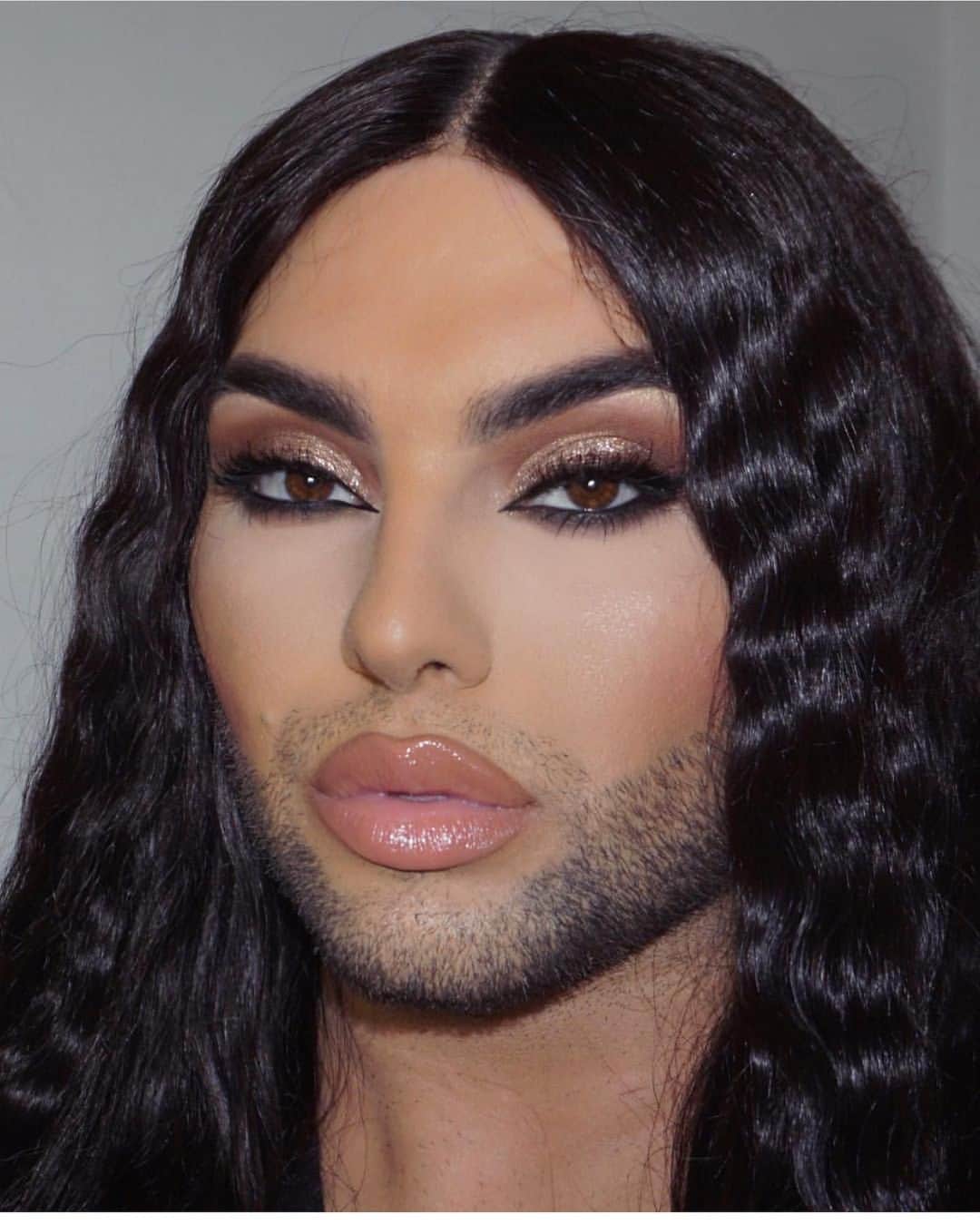 A riel D iazのインスタグラム：「What juicy say? 🥵  Eyes: @ctilburymakeup dolce vita & uptown girl palettes. @viseart neutral matte palette. @ardellbeauty magnetic liner & wispies lashes.  Lips: @kkwbeauty nude 1 liner & nude 1 lipstick @beccacosmetics liptuitive gloss.  Face: @toofaced born this way Foundation & Concealer. @lauramercier loose translucent powder. @benefitcosmetics Hoola, cookie highlight & coralista Blush. @ctilburymakeup flawless airbrush powder 1&2.」