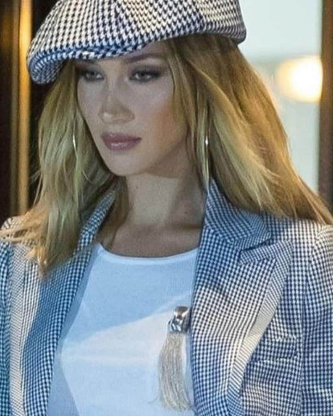 ベラ・ハディッドさんのインスタグラム写真 - (ベラ・ハディッドInstagram)「@zendaya made this hat so I shall wear this hat until I can no longer wear this hat anymore @tommyhilfiger」9月10日 5時12分 - bellahadid