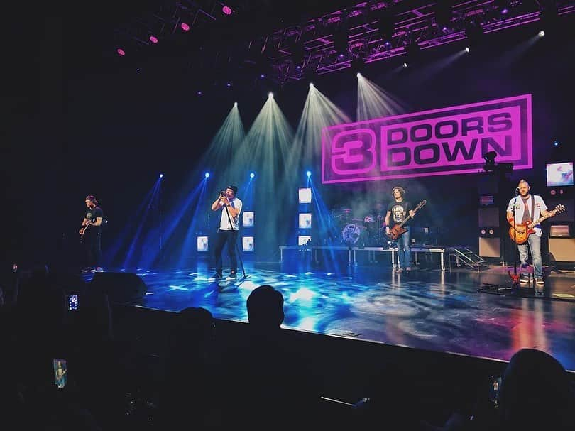 3 Doors Downさんのインスタグラム写真 - (3 Doors DownInstagram)「Our 16th Annual The Better Life Foundation concert was a huge success! Thank you to everyone who came to the show and bought bike raffle tickets and silent auction items. This is one of our favorite events / shows and we appreciate all of our fans efforts to participate! 📸: @bradlovell1980」9月10日 5時17分 - 3doorsdown