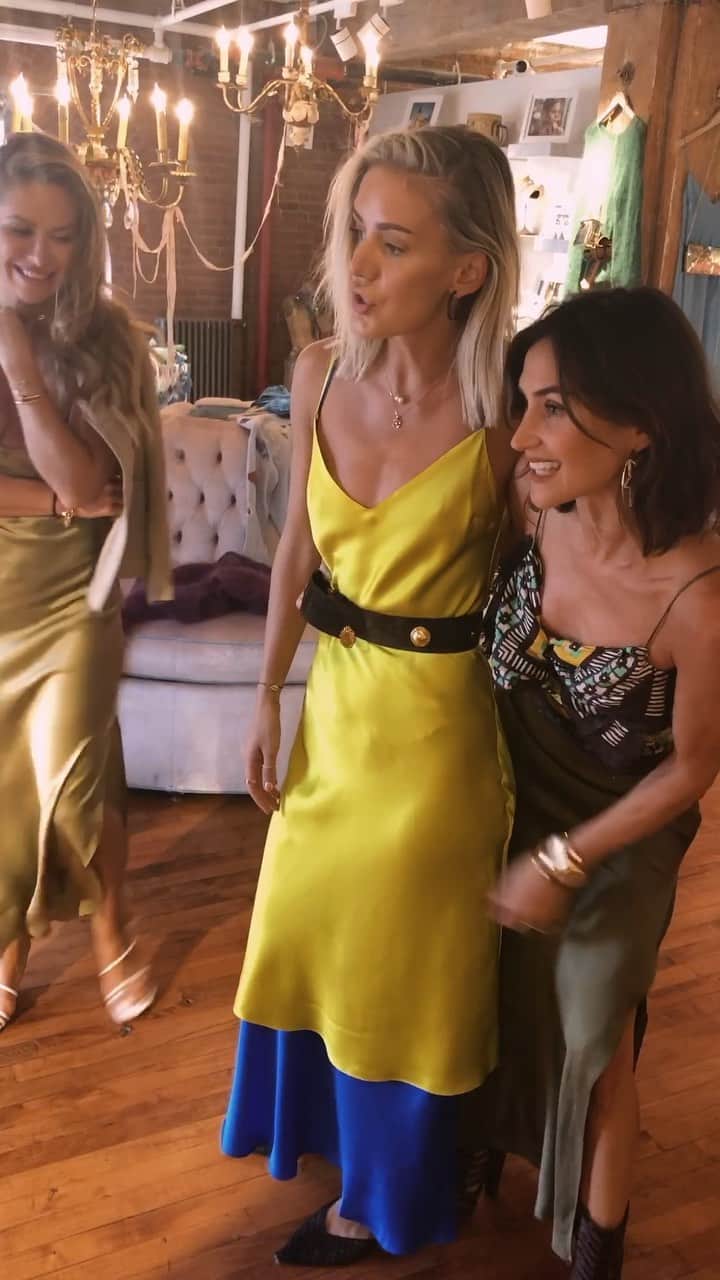 ダニジョーのインスタグラム：「Danni shows @majamalnar & @tatjanamariposa 50 ways to style the slip for #nyfw and beyond. Wanna cover your boobs or make it casual? Just watch and see 🍒 #dannijogirls #stylehack #slipdress #howto」