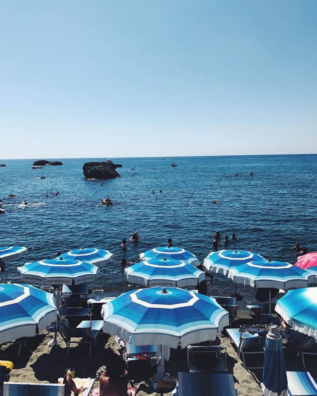 オールバーブラウンさんのインスタグラム写真 - (オールバーブラウンInstagram)「Get a true slice of the Italian lifestyle by visiting Ischia, an intriguing volcanic island in the Tyrrhenian Sea famed for its natural hot springs. Many hotels utilise these thermal waters for their spa pools. Feeling inspired? Book your next holiday via the link in bio. 🇮🇹⛱⛰ 📷 @AnAmericanInRome #FeelSummer #OrlebarBrown #OBsAroundTheWorld」9月10日 5時23分 - orlebarbrown