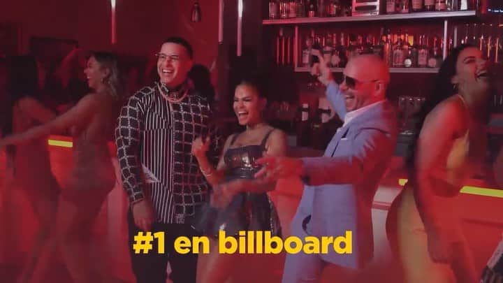 のインスタグラム：「#NoLoTrates, mi éxito junto a @daddyyankee y @nattinatasha ,está tomando la posición #1 en los charts de Latin Airplay, Latin Pop Airplay y Latin Rhythm Airplay @billboard @billboardlatin … Dale! 🔥🔥🔥」