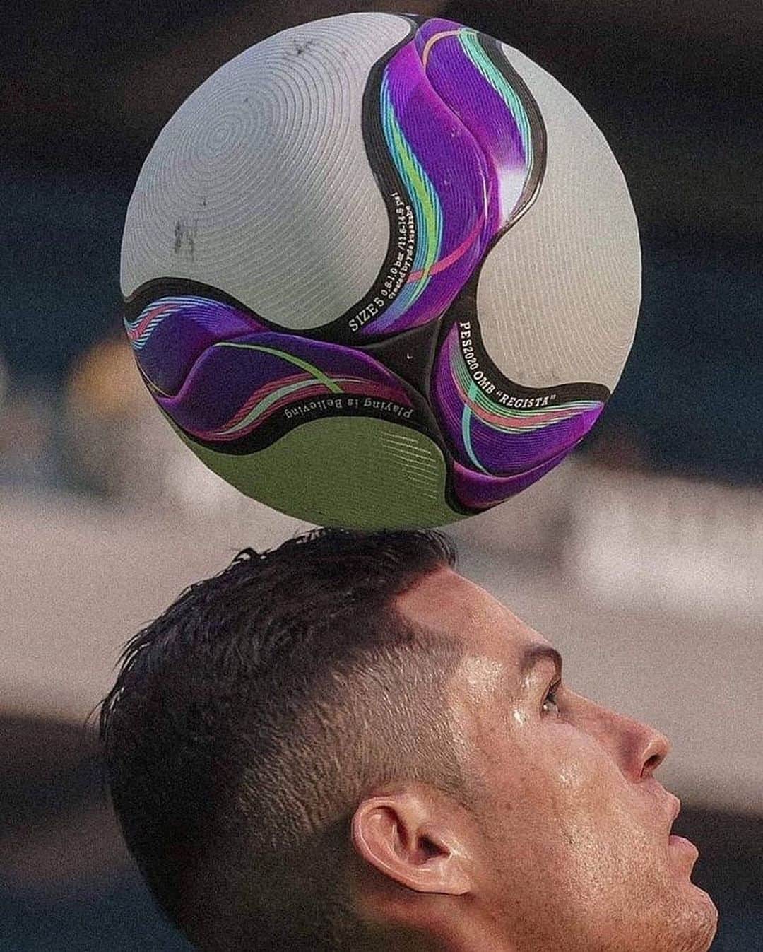 カルロス・テベスのインスタグラム：「This is not a real photo of @Cristiano Ronaldo... This is a screen shot from the new PES 20! Unreal graphics! 😍👏」