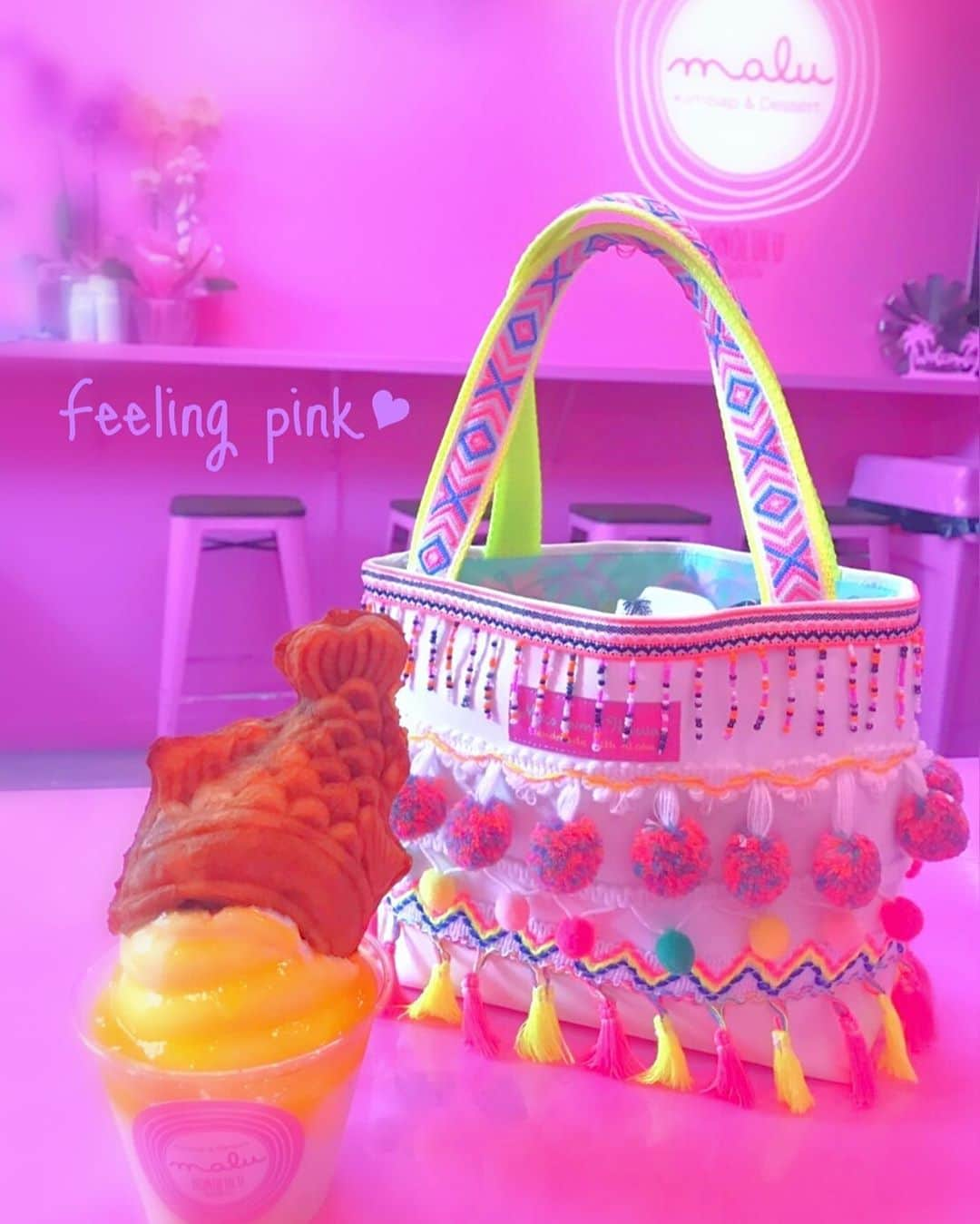 Moco Lima Hawaiiさんのインスタグラム写真 - (Moco Lima HawaiiInstagram)「New* Pompom mini tote  #feelingpink#fridaynight#hawaii#cafe#newshop#girlstalk#yummy#sweet#cute#love#pink#mocolima#original#handmade#bag#pouch#purse#handmadebyme#madeinhawaii#photography#funnight#夜カフェ#ハワイ#ピンク#新しいお店#行ってみてね#かわいい#ガールズトーク  Mocolima showroom open today 1-6pm  今日もモコリマハワイは元気に営業中💛 お近くにお越しの際はぜひ一度お立ち寄り下さいませ〜  2155 Kalākaua Ave #807 Bills, 高橋果実店直ぐ側。ゴリラカフェのビル8階です。」9月10日 6時05分 - mocolimahawaii