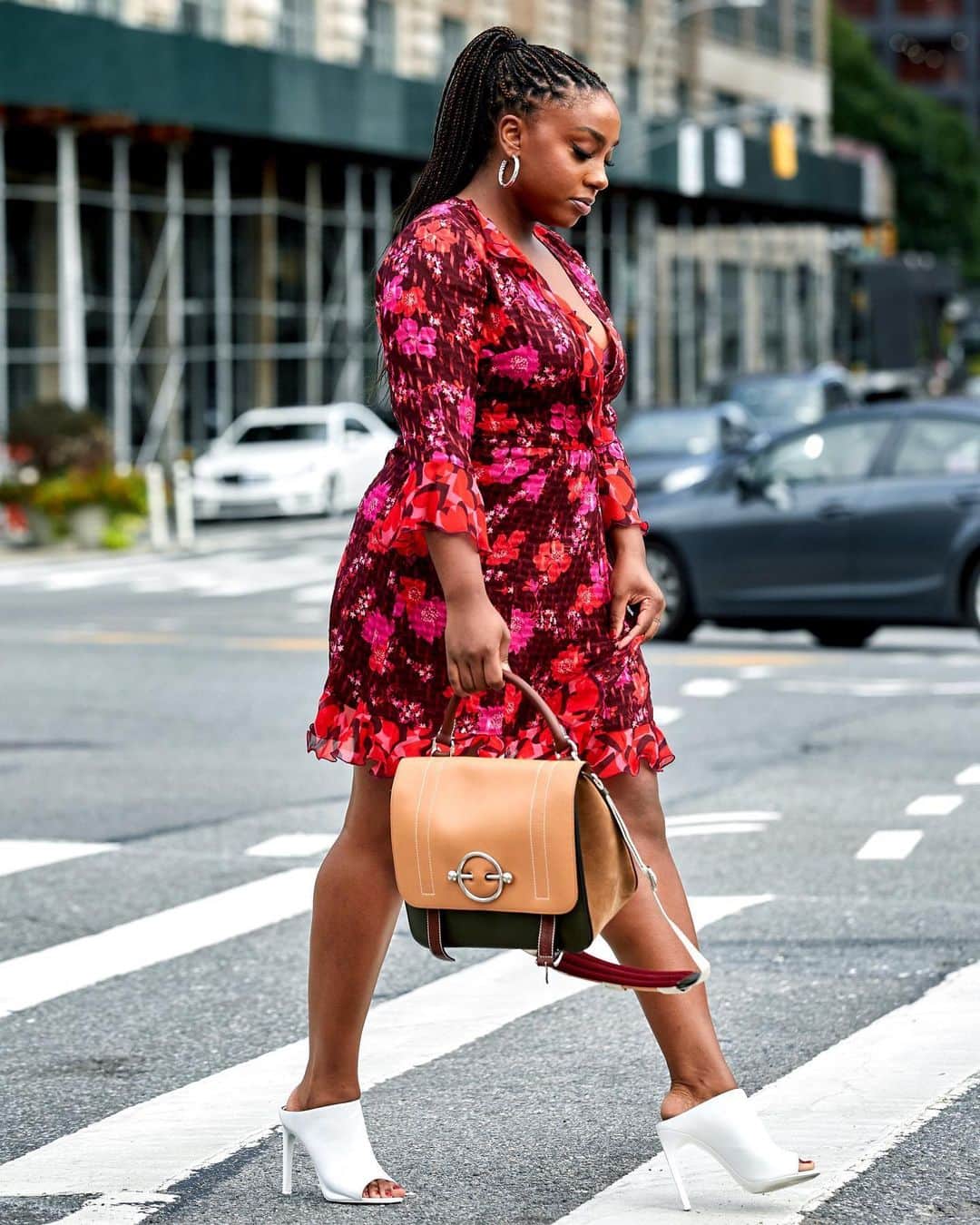 のインスタグラム：「Welcome to New York! We're kicking off Fashion Month with @teenvogue's @lpeopleswagner who's heading to the shows in a '70s-inspired @annasui dress, white-hot @givenchyofficial mules and a wear-with-anything @jw_anderson bag 🇺🇸🗽 #THEOUTNET  Shop all your favorite #NYFW looks, just visit #linkinbio 👆」
