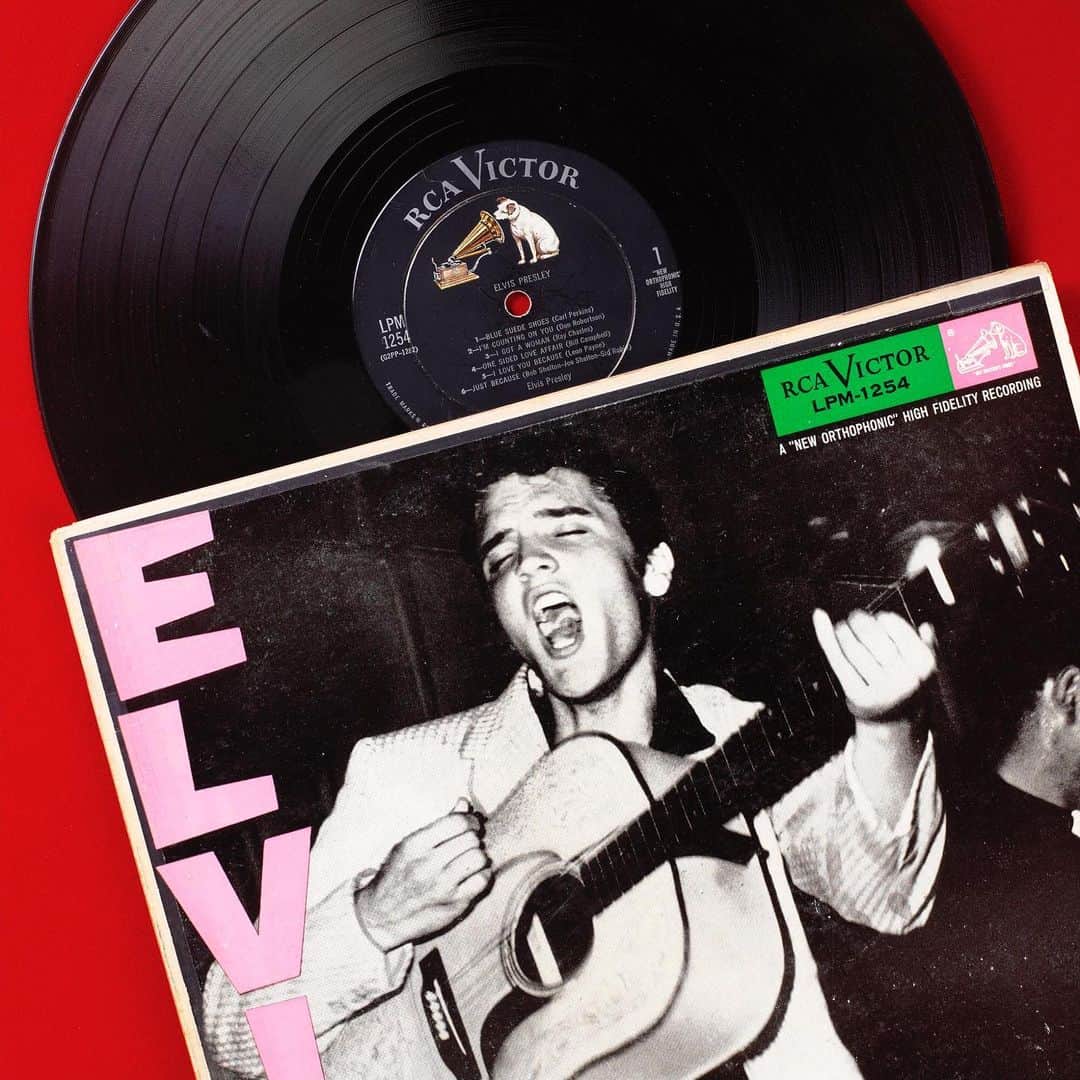 国立アメリカ歴史博物館さんのインスタグラム写真 - (国立アメリカ歴史博物館Instagram)「Today in 1956: Elvis Presley made his first appearance on “The Ed Sullivan Show.” 🕺🏻🎥📺 Earlier that year, Elvis released this album—the first of many he made for RCA. The company took a major risk in releasing a full album from this new "rock & roll" artist, as teenagers were more likely to buy 45 rpm singles with just a few songs, than a full LP (long playing album). The risk paid off. It went on to become the first rock & roll album to reach number one on national record sales charts, and RCA's first million-dollar-earning pop album.  #SmithsonianMusic #MusicHistory #EntertainmentHistory #Elvis #ElvisPresley #VinylRecords #LPRecord #AmericanHistory」9月10日 6時24分 - amhistorymuseum