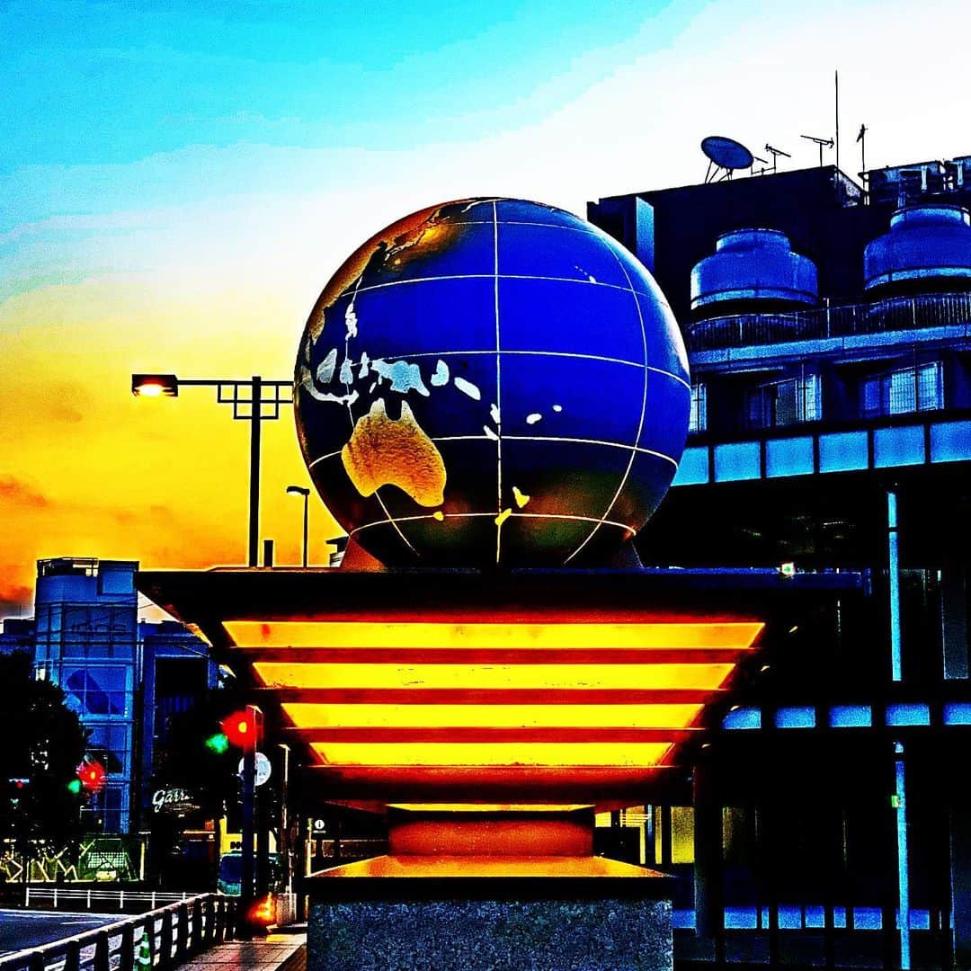 のインスタグラム：「今朝の 原宿表参道は快晴なり…☀️ 朝焼けが綺麗でさわやかな朝🌅 朝ラン＆ウォークは快調でした…🏃‍♂️👟 徐々に日の出が遅くなってきました…🌄 さて 忙しかった日々も何とか乗り切り スケジュールも一段落❣️ この期間はのんびりしつつ…😇 後回しになっていた諸々を 少しずつでも出来たら…🎵 ということで 本日のYOKANは 午前中は アレンジ＆素材レコーディング…🎵 午後からは 本日分の宿題ノルマ…✏️🎹🎼 （新規楽曲制作…作曲スケッチから） 合間に 先月分の請求書作成…📝 そして Do the 発送❣️…✉️📮 （ヴァンマッコイ風で…笑） なかなか進まない 断捨離＆大掃除レンジャーも…🙋‍♀️ （レンジャー募集中！！！） 楽しみながらがんばりまーす✌️ みなさま 笑顔でステキな1日を…💓 #harajuku #omotesando #原宿 #表参道 #tokyo #japan #morning #朝 #朝ラン #running #walking #ウォーキング #晴れ #残暑 #OhaYOKAN #streetart #街角アート #地球儀 #earth #globe #morningglow #朝焼け #olympicbridge #五輪橋 #インスタ映え #instagram #instadaily #笑顔でステキな1日を💓」