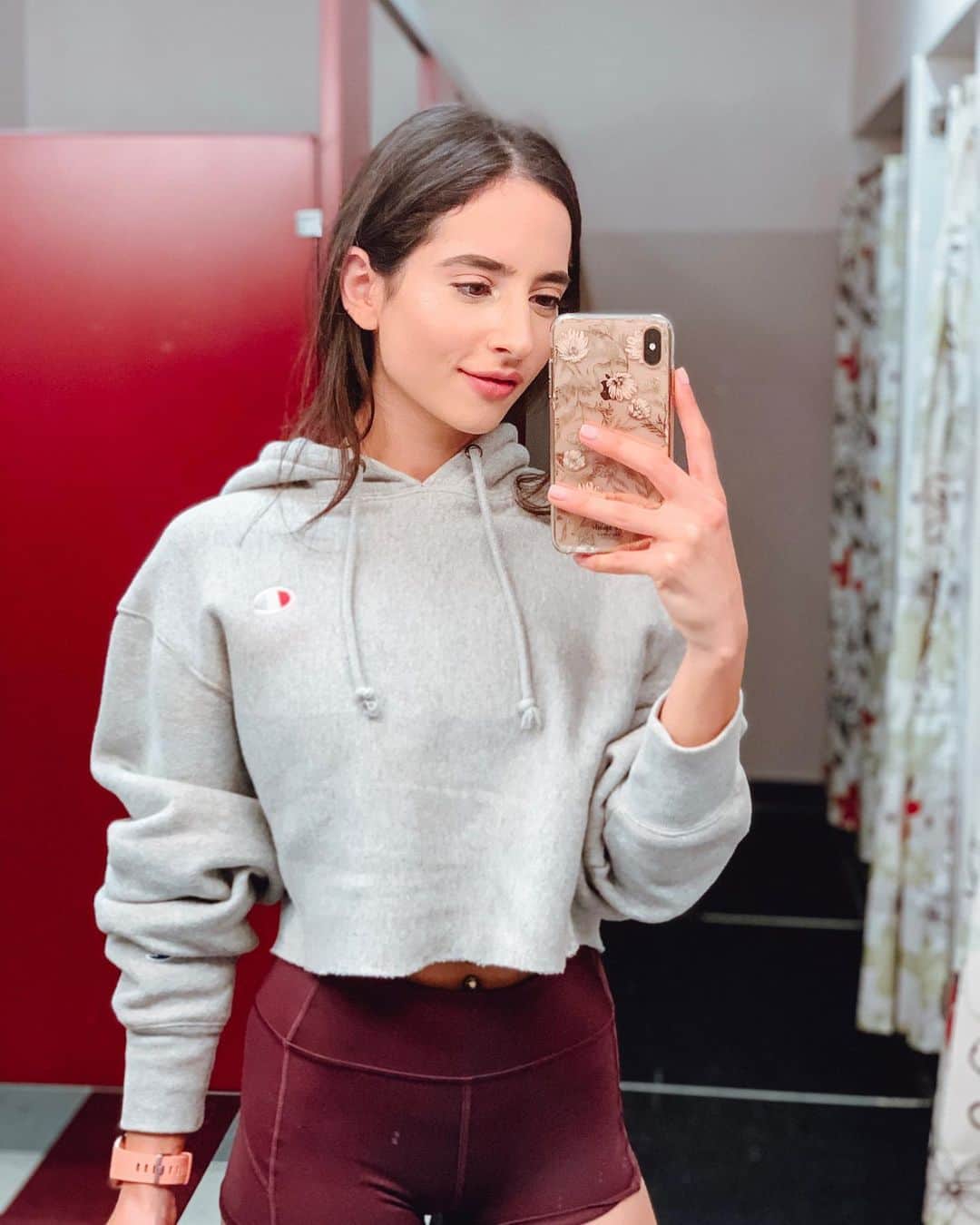 Sarah Ramadanのインスタグラム：「NO PAIN, ̶N̶O̶ GAINS 💜💪🏼 ⠀ ⠀ Have you heard of the “no pain, no gain” lifting motto? I hate it lol! I think it’s extremely misleading and can be very dangerous if taken literally. I remember being a beginner to weightlifting, and I thought this rule was gospel. It made it so difficult to understand what exactly I should be feeling in the gym😣Should I feel my legs shaking? What about muscle spasms mid-set? How about so many ab crunches that I could barely get up from bed the next day?🥴 ⠀ I felt that I had to endure belittling pain to make progress. Little did I know I was always aching, never fully recovering, and INHIBITING muscle hypertrophy🌪 ⠀ ⭐️bad pain is not the goal⭐️. instead, focus on pain that brings about manageable discomfort - discomfort that will vary per person and per goal. This is coined as good pain🙃 ⠀ Here’s a little guideline that helped me over the years to distinguish between bad pain and good pain: ⠀ Are you recovering from your workouts within a day or two? - good pain🔥 ⠀ Are you feeling sharp pains that inhibit your range of motion? - bad pain💩 ⠀ Are you feeling a burning sensation in your muscles as you reach the end of your set? - good pain (this is lactic acid in your muscles)🔥 ⠀ Are you feeling an aching pain in areas where you’ve been injured before? - BAD pain!!!!💩💩💩 ⠀ Are you feeling especially sore after a new workout, but nothing that inhibits your daily actives? - good pain (this is your body acclimating to a new style of training/ change in intensity)🔥 ⠀ Are you unable to feel relief after several days of recovery (even taking measures to take anti-inflammatory meds, icing, stretching) - bad pain (this was the most common sign of over-exerting my body when I was new to training)💩 ⠀ ⠀ Overtime, you’ll find that you gain better intuitive insight on your training. This insight has helped me so much in the gym, from making progress to dropping my ego when it comes to lifting heavy💜」