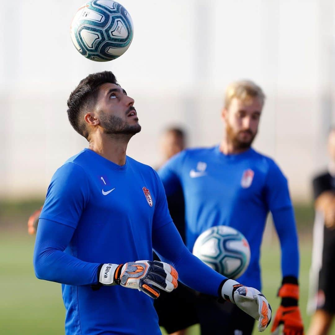 グラナダCFさんのインスタグラム写真 - (グラナダCFInstagram)「Volvemos al curro 😀 🔴⚪️⠀ #Granada #Laliga #ligasantander #liga #futbol #soccer #football #granadacf #SobranLasPalabras #EternaLucha #primeradivision」9月10日 6時42分 - granadacf