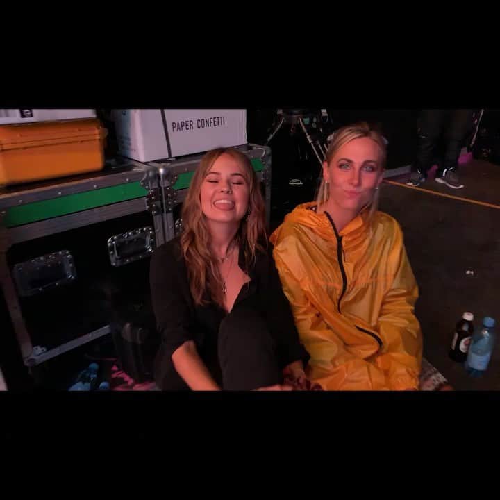 デビー・ライアンのインスタグラム：「just three girls at the show 🥰🧸🎀 issa mom」
