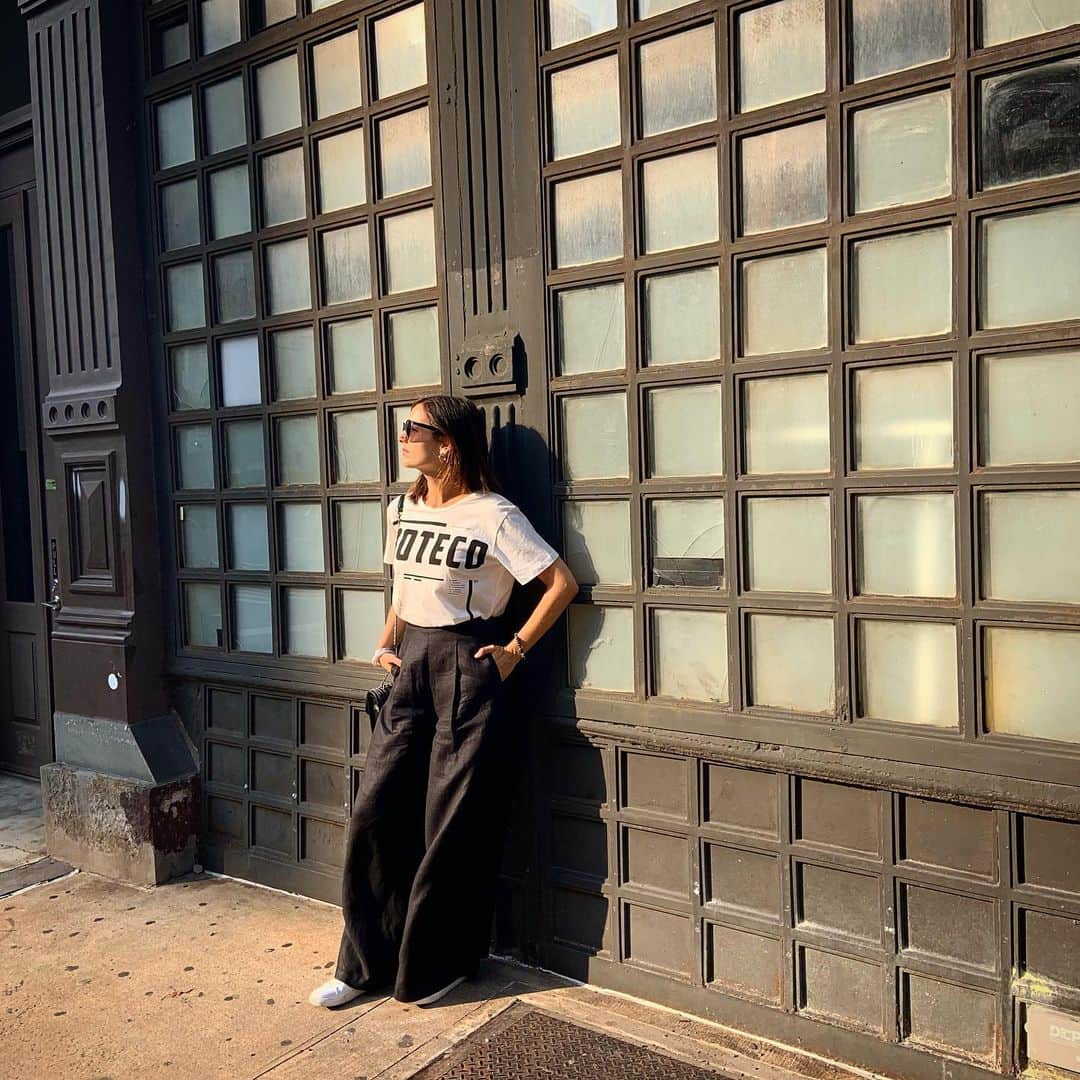 カミーラ・ベルさんのインスタグラム写真 - (カミーラ・ベルInstagram)「Leaning against a wall, as one does... #nyc #camillastravels #bigapple」9月10日 6時55分 - camillabelle