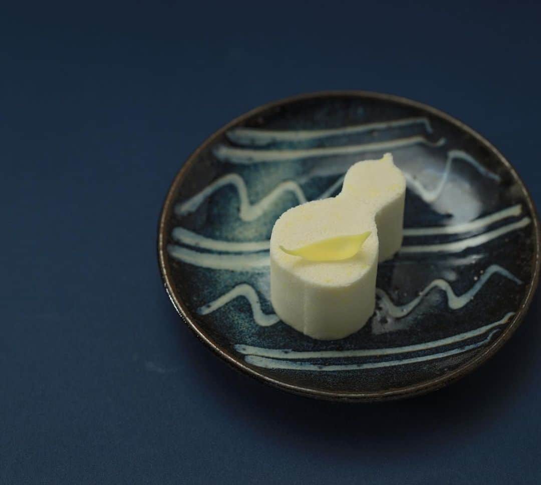 のインスタグラム：「今日の和菓子は羽二重時雨で作った菊見酒です。  撮影 用に作成しました。  フェイスブックページのいいね！もよろしくお願いします。 https://www.facebook.com/shishisu/ Today's wagashi is  Chrysanthemum and sake with Hbutaeshigure. The sweets I've made for the shooting.  #福泉堂  #和菓子  #楽しい #funny #my_eos_photo #出雲  #swag #カメラ好きな人と繋がりたい  #写真好きな人と繋がりたい　 #model #life #可愛い #Japan #wagashi  #جميل #кондитер #ファインダー越しの世界 #design #work #ig_color  #happy #Mignon  #igfood #lifestylenipponpic #photooftheday #เค้ก #sweets #торт #yummy」