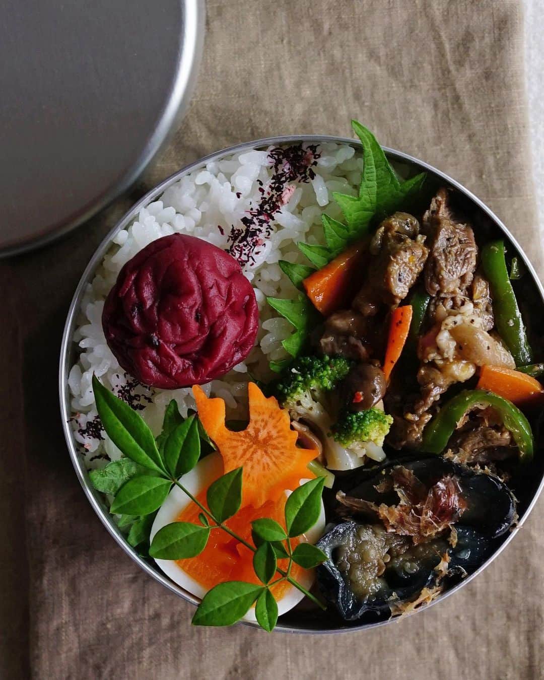 Ryoko Yunokiのインスタグラム：「+ + + Stir-fried beef and veggies bento/牛肉と野菜の炒め物弁当 . *rice and umeboshi *stir-fried beef and veggies (carrot, bell pepper and onion) *dashi-marinated eggplant with bonito flakes *hard-boiled egg . ＊ご飯と梅干し ＊牛肉と野菜の炒め物（人参、ピーマン、玉ねぎ） ＊茄子の出汁煮 ＊ゆで卵 + + + #bento #お弁当 #丸の内弁当 #f52grams #アルミ弁当」
