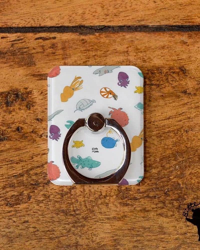 のインスタグラム：「https://minne.com/items/19891230 スマホリング発売しました😊スマホスタンドにもなります。最近つけてる人よく見ますねー。  #スマホリング」