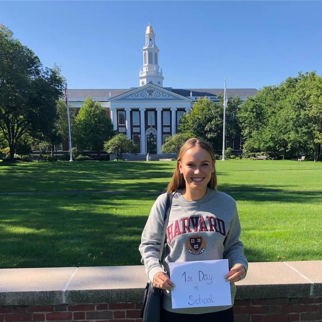 CarolineWozniackiさんのインスタグラム写真 - (CarolineWozniackiInstagram)「Being accepted in to @harvardhbs is a dream come true! Thank you @anitaelberse and Harvard for this amazing opportunity! #1stdayofschool #crossoverintobusiness #LifeAtHBS」9月10日 7時33分 - carowozniacki