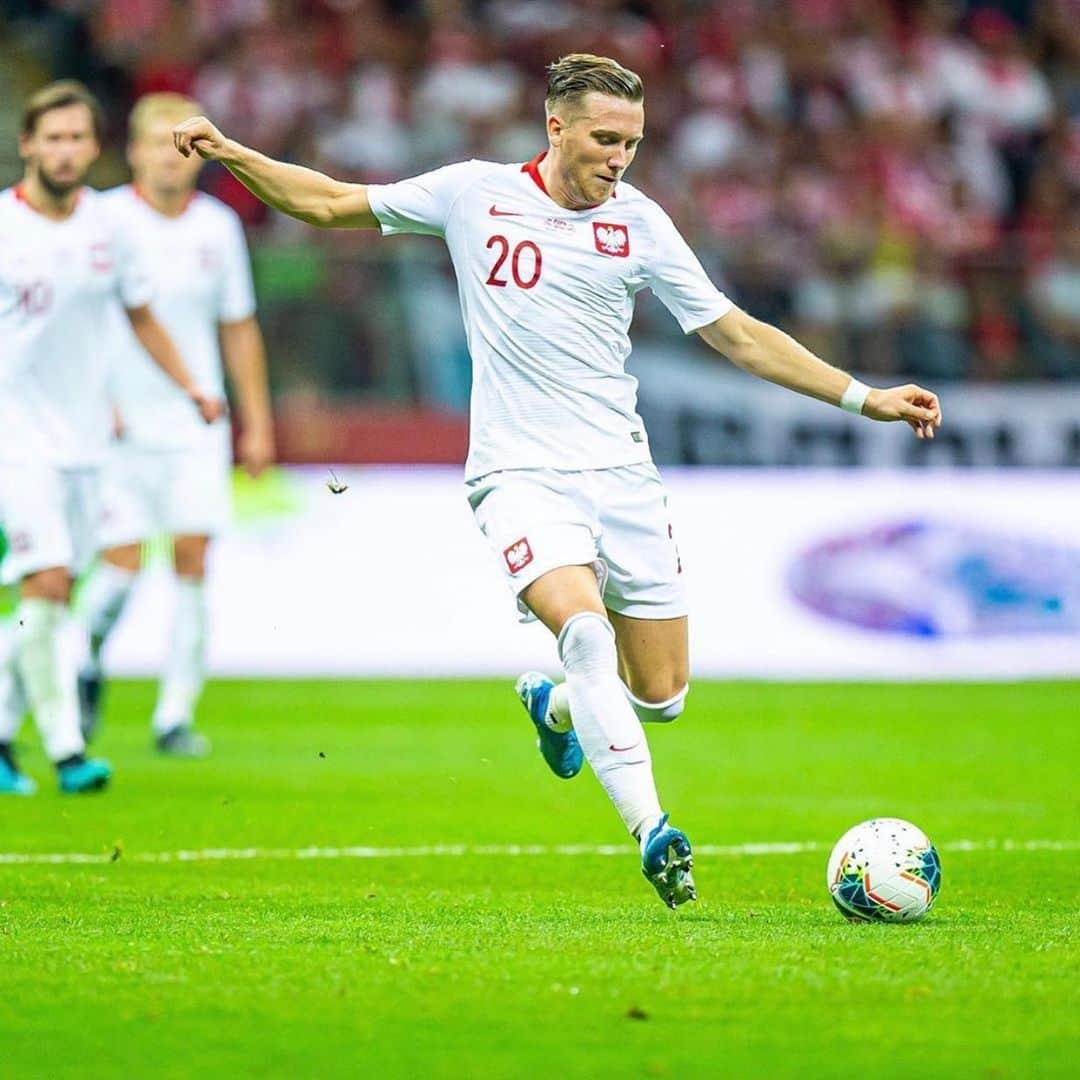 ピオトル・ジエリンスキのインスタグラム：「Jedziemy dalej 🇵🇱⚽️wazny remis dziś 💪🏻w październiku powalczymy o 6 punktów 💪🏻zrobimy to!!🤜🏻🤛🏻#białoczerwoni 🇵🇱」