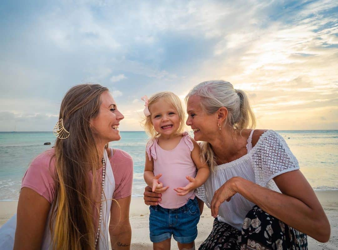 レイチェル・ブレイセンさんのインスタグラム写真 - (レイチェル・ブレイセンInstagram)「Three generations of healing❤️⁣ ⁣ Every child deserves to feel as safe and loved as Lea Luna does. There are children out there that urgently need support! Help us help them. ⁣ ⁣ Go to the website to donate and to learn more. Thank you.⁣ ⁣ www.yogagirlfoundation.com ⁣ @yogagirlfoundation ⁣」9月10日 7時54分 - yoga_girl