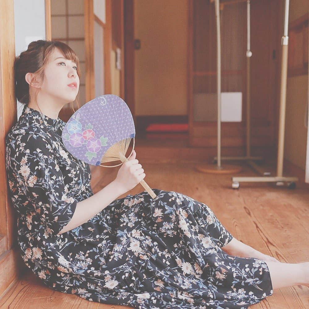 井上麗夢のインスタグラム：「おはよう。 めばちこが一向に治らない。﻿ そろそろ病院に行かなきゃ！﻿ ﻿ でも皮膚科に行ったら眼下に行けって言われるし﻿ でも眼下に行ったら皮膚科に行けってなるやろ！﻿ ﻿ みんな！なんなん！﻿ ﻿ 昨日からずっと頭使いすぎて﻿ 頭が痛いから内科にも行ってやる！﻿ あれ？頭痛は内科？？笑﻿ ﻿ たくさんたくさん考えて﻿ でもその時間が大切で。﻿ ばーんってなるけどまた整理する﻿ ﻿ よっしゃ。今日も頑張ろう﻿ ﻿ #撮影会﻿ #イベント﻿ #女優﻿ #井上麗夢 #おはよう」
