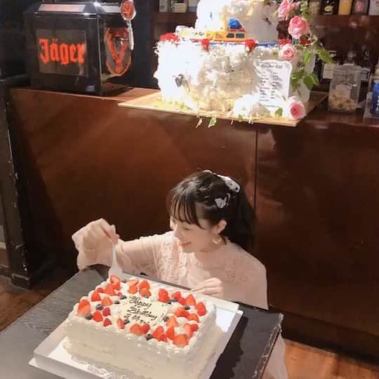 高橋花林のインスタグラム：「ケーキもぐもぐ。 なっちゃんの可愛い声が聞こえる……。 movie by ちよちー」