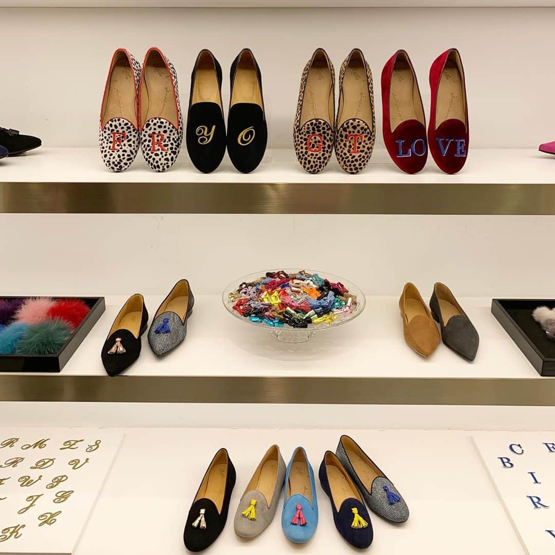 中林美和さんのインスタグラム写真 - (中林美和Instagram)「2012年にパリで誕生した フラットシューズブランド @chatelles_slippers 。 雑誌やwebで度々見かけてとても気になっていたの！ 今回デザイナーのフランソワ・ドゥ・シャステルさんが 来店するということで日本橋三越本店POP UPへお邪魔しました。  自分で靴の素材や形、 タッセルやミンクのポンポンや刺繍の組み合わせを カスタマイズしてオーダーできるの。  そして、ヒールを履かずとも 女性の足元を美しくきれいに見せると シルエットに定評があるシャテルの靴は、 なにしろ可愛いのにとっても履きやすい！  私は迷いに迷って(4枚目！) 黒いスウェード素材にブルーの刺繍にしました。 この靴が出来上がってくる3ヶ月後が 今から本当に楽しみ！！♡ POP UPは日本橋三越本店3階にて 9月17日まで開催しているそうです♡  #デザイナーのフランソワさんから#パリからお土産のコラボチョコレート#大好きな#lamaisonduchocolat#とっても嬉しい#皆さんも行ってみてね#靴好き#シャテル #スリッパーズ#サードカルチャー @chatelles_slippers」9月10日 8時12分 - miwanakabayashi