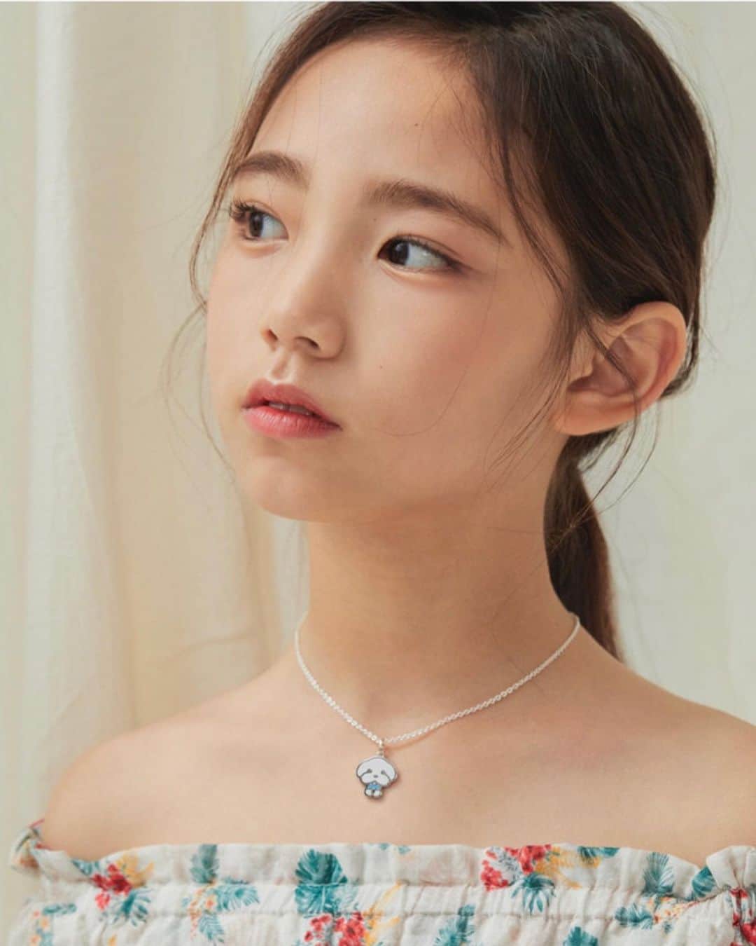 ウンチェのインスタグラム：「때론 #새침하게 🤔 . . . #마이온리#myonly#jewely #세젤예#분위기여신#눈빛장인 #키즈모델#주니어모델#이은채」