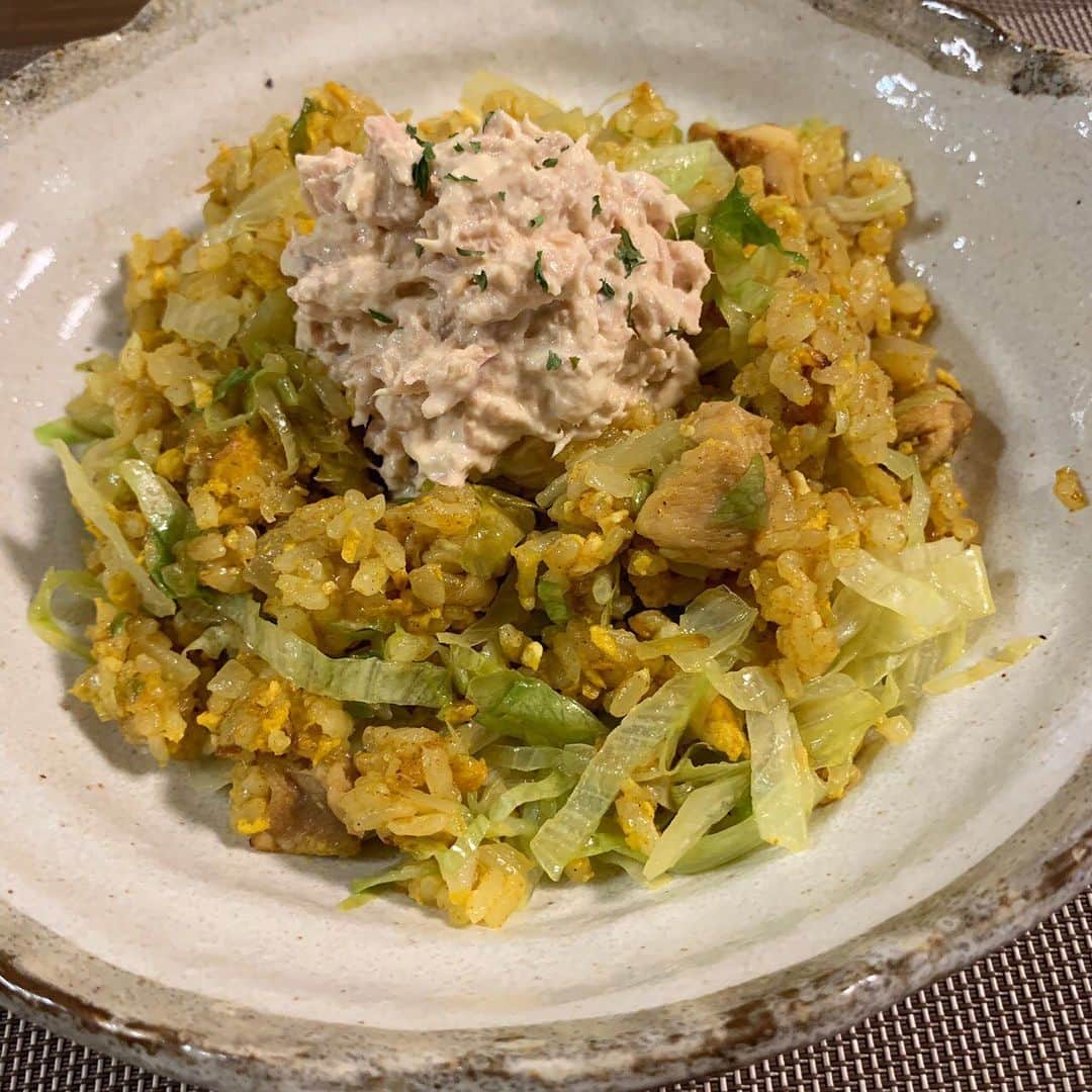 原田良也さんのインスタグラム写真 - (原田良也Instagram)「昔、カフェでバイトしていた時によく賄いで食べていた『ドライカレーシャキシャキレタス入りツナマヨ乗せ』  久々に食べるとやはり美味しさ、ギャーーー！！！((((；ﾟДﾟ)))))))だ。  #ドライカレー #ハラダ手作り #シャキシャキレタス入り #ツナマヨ乗せ」9月10日 8時13分 - irasshassee