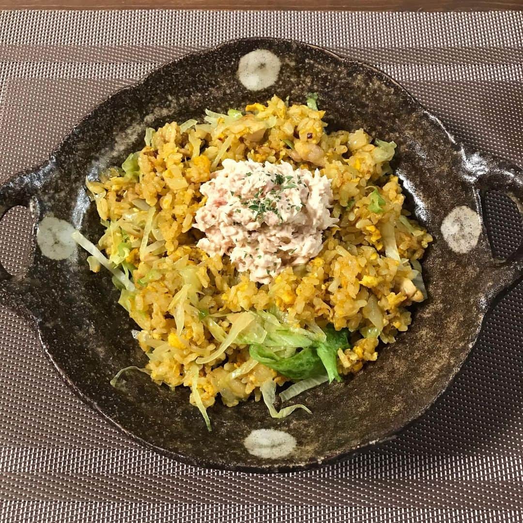 のインスタグラム：「昔、カフェでバイトしていた時によく賄いで食べていた『ドライカレーシャキシャキレタス入りツナマヨ乗せ』  久々に食べるとやはり美味しさ、ギャーーー！！！((((；ﾟДﾟ)))))))だ。  #ドライカレー #ハラダ手作り #シャキシャキレタス入り #ツナマヨ乗せ」