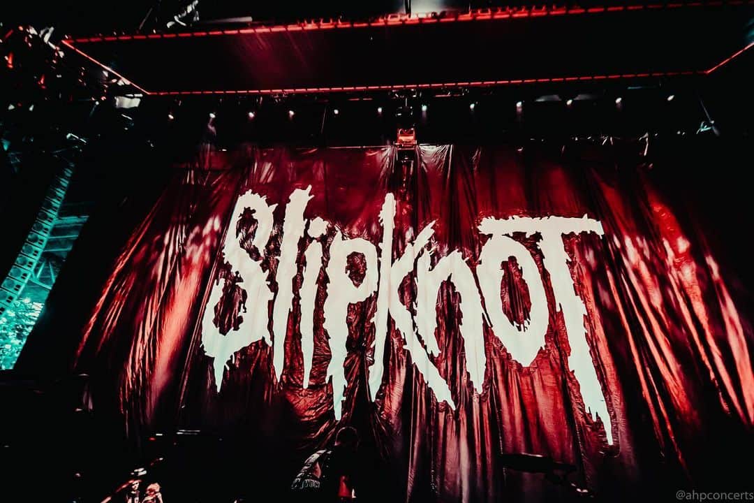 Slipknotさんのインスタグラム写真 - (SlipknotInstagram)「Closing the curtain on an incredible tour. Thank you, #KNOTFESTRoadshow. 🎪」9月10日 8時16分 - slipknot