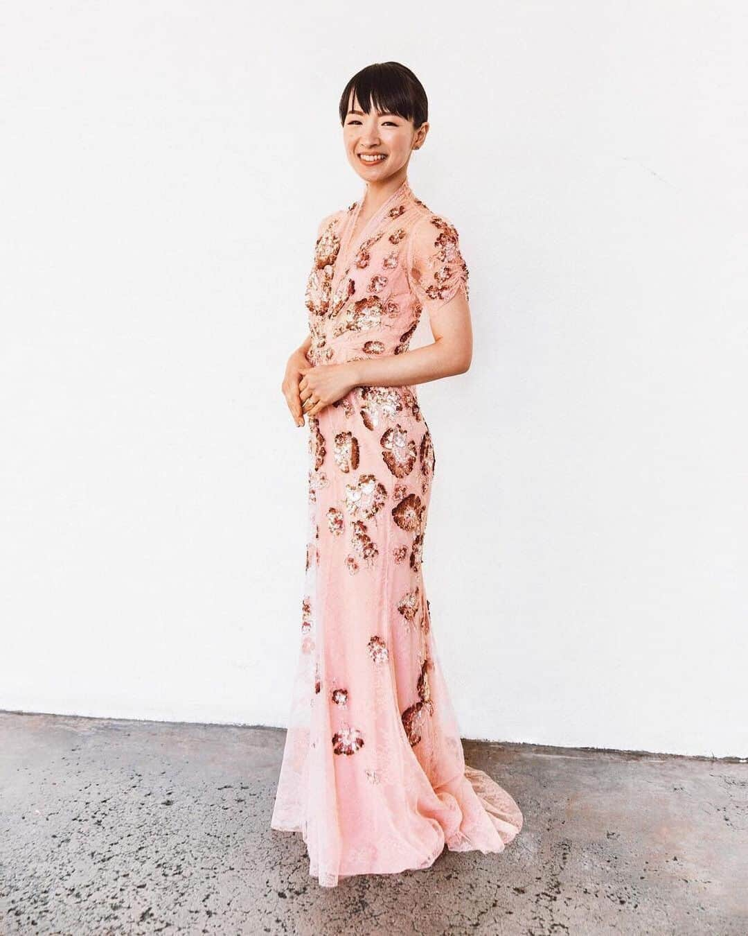 近藤麻理恵さんのインスタグラム写真 - (近藤麻理恵Instagram)「Wearing this @jennypackham dress for the Oscars was a true spark joy moment. Stay tuned for my Emmys look! Artwork by @midwestmermaidar.」9月10日 8時18分 - mariekondo