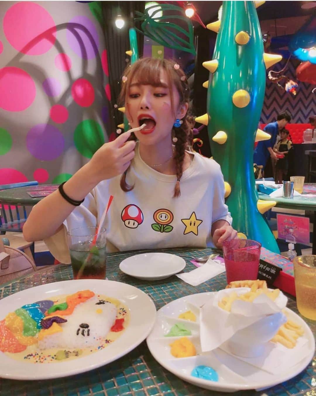 のインスタグラム：「Enjoy our menu in your favorite area🌈🌴⭐️🍄 Repost from @popee_and_kedamono_ Thank you for coming💚💙💛💜🧡❤️ #kawaiimonstercafe #monstercafe #カワイイモンスターカフェ  #destination #tokyo #harajuku #shinuya #art #artrestaurant #colorful #color #pink #cafe #travel #trip #traveljapan #triptojapan #japan #colorfulfood #rainbow #rainbowcake #rainbowpasta #strawberry #pancakes #takeshitastreet #harajukustreet #harajukugirl #tokyotravel #onlyinjapan」