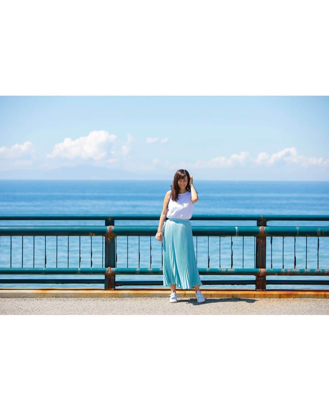 田中幸恵さんのインスタグラム写真 - (田中幸恵Instagram)「_____  天気が良い日は やっぱり色物が着たくなる🤭 . @cen.___jp  のミントプリーツは海の色と偶然リンク笑💚 . 9月になったし ビーサンやら片付けて 秋っぽいお洋服着たいなと思ったのに、 毎日暑くて無理。。🙄 . 🔥写真見た  @yukaringoma  に太ったやろと指摘🙄 . 図星🐷 何でも言ってくれる女友達って貴重な存在！ いつもありがとう笑♡  あぁ、痩せたい🐷🐷🐷 #cen_jp  #tomorrowland  #macphee  #adidas  #hyke #soli  #プリーツスカート」9月10日 8時31分 - yukie__tanaka
