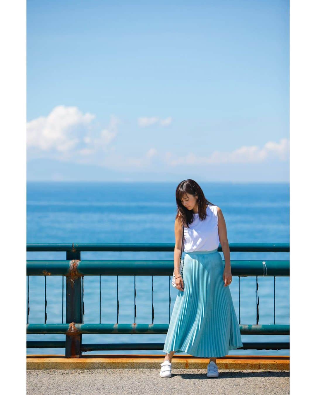 田中幸恵さんのインスタグラム写真 - (田中幸恵Instagram)「_____  天気が良い日は やっぱり色物が着たくなる🤭 . @cen.___jp  のミントプリーツは海の色と偶然リンク笑💚 . 9月になったし ビーサンやら片付けて 秋っぽいお洋服着たいなと思ったのに、 毎日暑くて無理。。🙄 . 🔥写真見た  @yukaringoma  に太ったやろと指摘🙄 . 図星🐷 何でも言ってくれる女友達って貴重な存在！ いつもありがとう笑♡  あぁ、痩せたい🐷🐷🐷 #cen_jp  #tomorrowland  #macphee  #adidas  #hyke #soli  #プリーツスカート」9月10日 8時31分 - yukie__tanaka