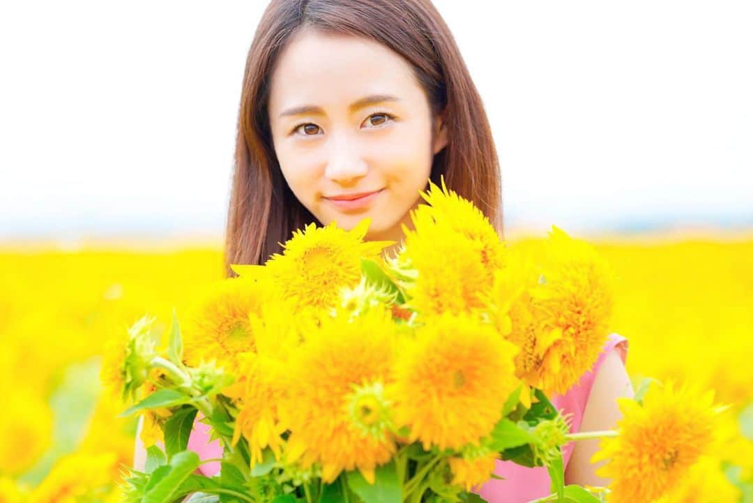 筒井萌子のインスタグラム：「* 100万本の八重向日葵ひまわり🌻 真ん中が茶色くなっていない向日葵😊 ・ #筒井萌子 #女優 #actress #モデル #model #岡山  #shooting #instagood #instalike #converse #撮影 #followme #instalike #ゴルフ #ゴルフ女子 #ゴルフコーデ #골프 #좋아요반사 #좋아요그램 #좋아요환영 #데일리그램 #패션 #오오티디 #카페 #ジップライン #サンシャインシティ #池袋」