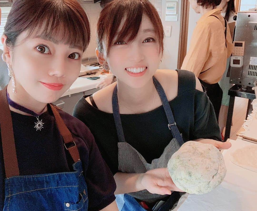 吉木りささんのインスタグラム写真 - (吉木りさInstagram)「@minopan 先生のReveパン教室🍞⠀ ⠀ 今回は生地からピザ作りです🍕⠀ ⠀ チーズもビーガンの方が食べられる、酒粕や白玉粉などで作るベジチーズも教わりました🧀✨⠀ ⠀ 冷めてもとろ〜りするのはベジチーズかもしれない！！😋❤️🧀⠀ ⠀ そしてあおさをミキサーで粉末にして生地に練りこんだ和風ピザも美味しかった…😍❤️✨⠀ ⠀ 我が家でも再現頑張ります😭💕✨⠀ ⠀ #ピザ作り  #reveパン教室  #世田谷⠀ #無添加料理」9月10日 8時42分 - risayoshiki0727