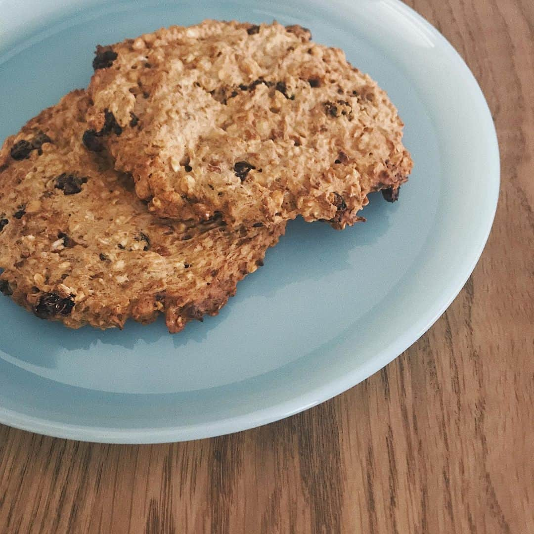 松本ゆいさんのインスタグラム写真 - (松本ゆいInstagram)「.﻿ ﻿ グルテンフリーのオートミールクッキー🍪﻿ ﻿ ﻿ ローラのレシピを元に少し変えて作ったよ🥥﻿ もう少しソフトに仕上げてみたいから試行錯誤中🤔﻿ ﻿ オートミール 50g (グルテンフリーのものを使ったよ)﻿ 米粉 30g﻿ バナナ 1本﻿ 豆乳 大さじ2﻿ ココナッツシュガー 大さじ1﻿ ベーキングパウダー 小さじ1﻿ ココナッツオイル 小さじ1﻿ くるみ、レーズン 好みの量(自分の好きなもの)﻿ ﻿ 最初にバナナをフォークで潰す。﻿ ボウルに潰したバナナと他の材料を全部入れて﻿ 180°のオーブンで25分焼くだけ！﻿ ﻿ 簡単だから思い立ってすぐ作れて良いよ♡﻿ #bake#oatmealcookies#vegan#glutenfree#cookie#まつゆいごはん#お菓子作り#ヘルシー﻿」9月10日 8時46分 - yui_m106