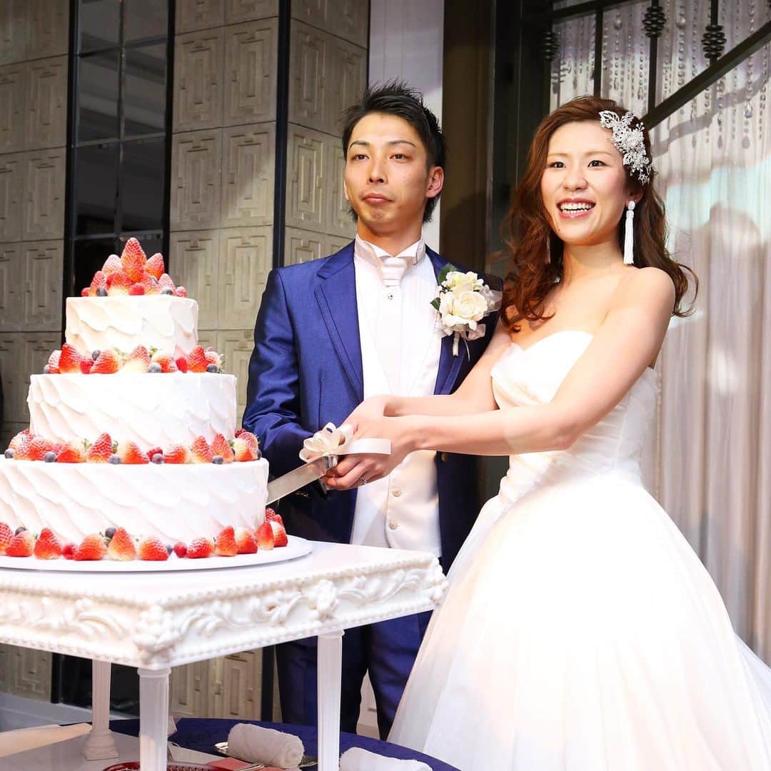 ホテルモントレ ラ・スール大阪ウエディングのインスタグラム：「@lasoeurosaka_wedding ケーキ入刀♡ . . . #モントレ花嫁 #ホテルモントレラスール大阪  #モントレウェディング #モントレ #モントレラスール大阪 . . #dressy花嫁  #marry花嫁  #プレ花嫁 #卒花嫁 #全国の花嫁さんと繋がりたい  #weddingdress #takamibridal  #wedding #結婚式 #ホテル婚 #ブライダルフェア #ケーキ入刀 #ウェディングケーキ」