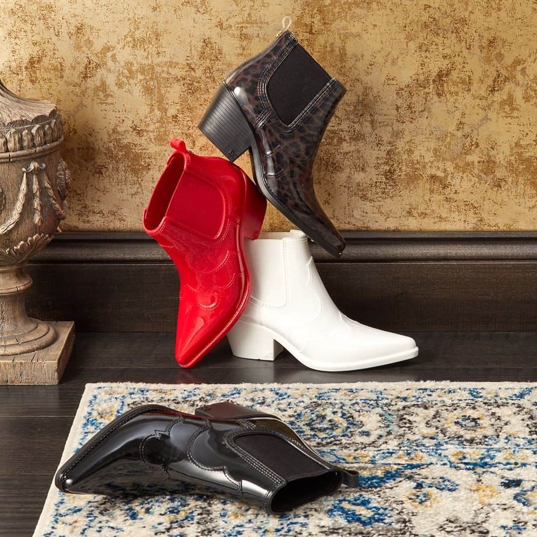 サムエデルマンのインスタグラム：「Our favorite boot is now made to splash in ☔」