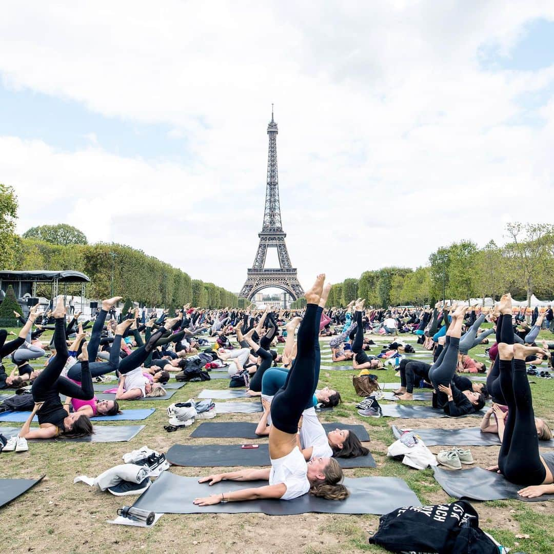 lululemonさんのインスタグラム写真 - (lululemonInstagram)「BRB using the Eiffel Tower to check our form. #thesweatlife」9月10日 9時09分 - lululemon