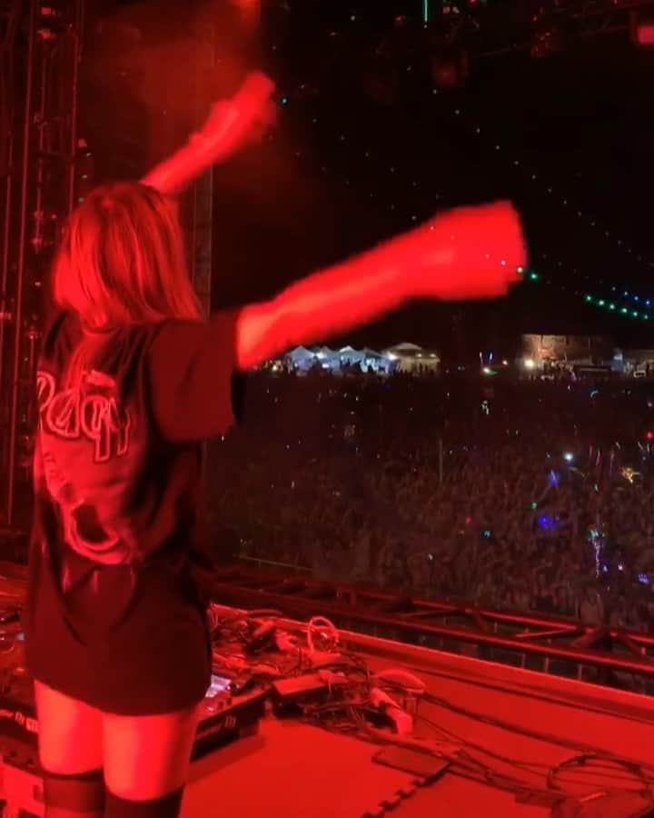 アリソン・ワンダーランドのインスタグラム：「Crowd control or is the crowd controlling me 🤔」