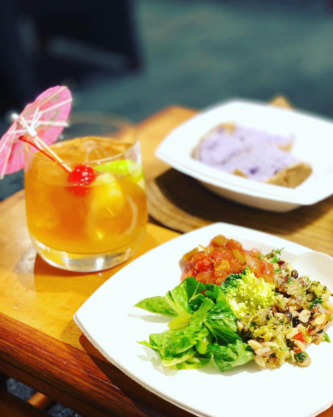 木嶋菜穂子さんのインスタグラム写真 - (木嶋菜穂子Instagram)「. ホノルル空港のラウンジは﻿ ﻿ デルタ航空﻿ スカイラウンジ ﻿ ﻿ 一択♡﻿ ﻿ ﻿ ﻿ 機内食は、﻿ ほとんど食べない代わりに﻿ ﻿ ﻿ 搭乗前に﻿ ラウンジで﻿ ﻿ 新鮮な野菜と﻿ 美味しいカクテル﻿ ﻿ 質のいい﻿ 軽いランチ。﻿ ﻿ ﻿ ﻿ デルタのラウンジは、﻿ ハワイのフレッシュな野菜や﻿ ﻿ キヌアや﻿ フムスなど﻿ パワーフードがあって﻿ ﻿ ﻿ フライトの間も、もたれない﻿ フレッシュなサラダ系が充実♡﻿ ﻿ ﻿ ﻿ あと、﻿ 目の前で作ってくれる﻿ ハワイのカクテル﻿ "マイタイ" は、ラウンジ名物♡﻿ ﻿ 何度みても可愛い❤️﻿ ﻿ ﻿ ﻿ ﻿ もう一つの名物﻿ ジャパニーズカレーは、﻿ ﻿  給食のカレーみたいな﻿ 懐かしい味で、﻿ 子連れハワイの心強い味方♡﻿ ﻿ ﻿ さて、﻿ 日本へ帰ります。﻿ ﻿ ハワイで﻿ 仕事しながら﻿ 遊んで﻿ ﻿ まだまだ、﻿ やることがたくさんみえてきた( ´艸｀)﻿ ﻿ ﻿ ﻿ バリバリすすめます♡﻿ ﻿ #ママ旅﻿ #転売スクール」9月10日 9時23分 - naco_mybrand