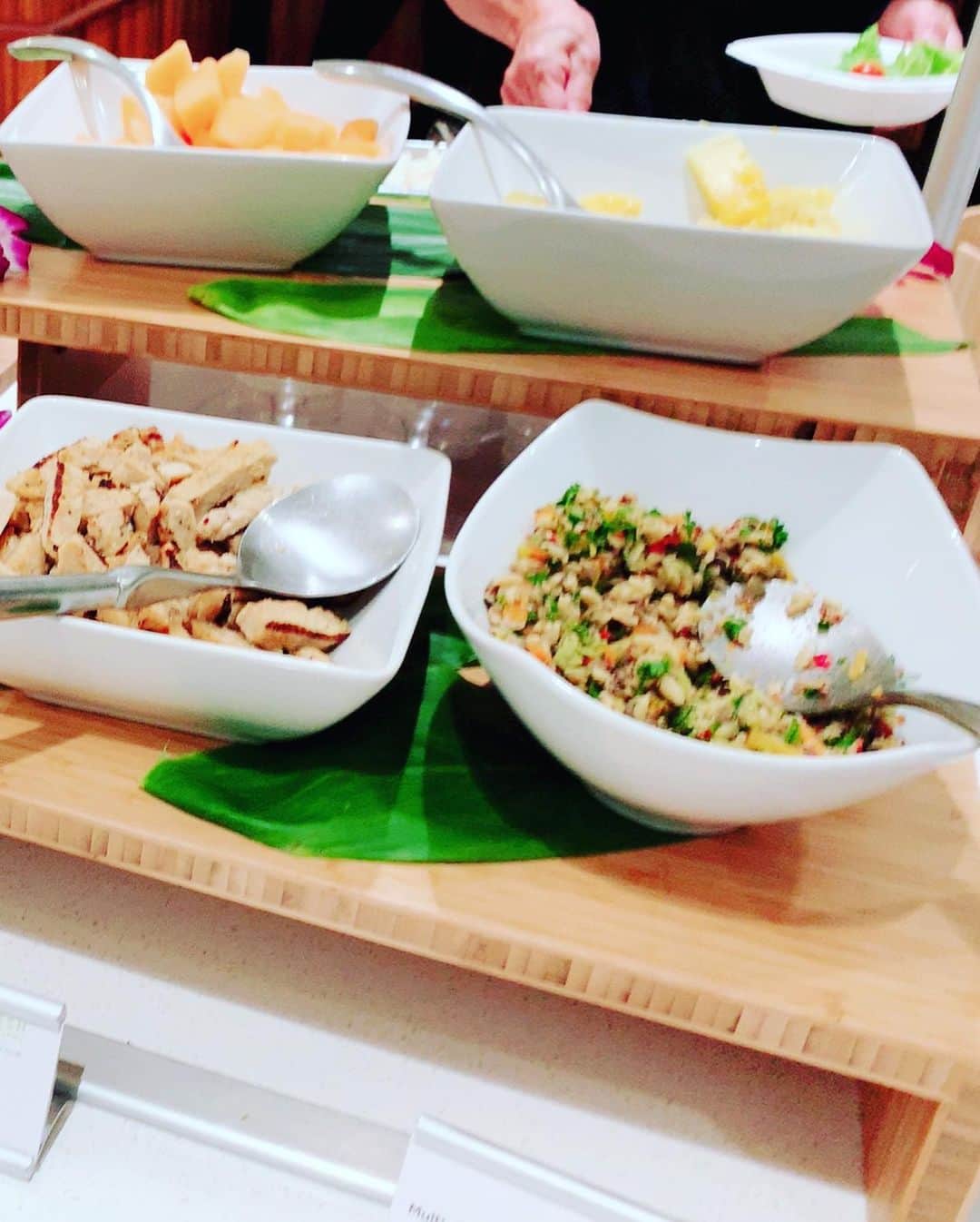木嶋菜穂子さんのインスタグラム写真 - (木嶋菜穂子Instagram)「. ホノルル空港のラウンジは﻿ ﻿ デルタ航空﻿ スカイラウンジ ﻿ ﻿ 一択♡﻿ ﻿ ﻿ ﻿ 機内食は、﻿ ほとんど食べない代わりに﻿ ﻿ ﻿ 搭乗前に﻿ ラウンジで﻿ ﻿ 新鮮な野菜と﻿ 美味しいカクテル﻿ ﻿ 質のいい﻿ 軽いランチ。﻿ ﻿ ﻿ ﻿ デルタのラウンジは、﻿ ハワイのフレッシュな野菜や﻿ ﻿ キヌアや﻿ フムスなど﻿ パワーフードがあって﻿ ﻿ ﻿ フライトの間も、もたれない﻿ フレッシュなサラダ系が充実♡﻿ ﻿ ﻿ ﻿ あと、﻿ 目の前で作ってくれる﻿ ハワイのカクテル﻿ "マイタイ" は、ラウンジ名物♡﻿ ﻿ 何度みても可愛い❤️﻿ ﻿ ﻿ ﻿ ﻿ もう一つの名物﻿ ジャパニーズカレーは、﻿ ﻿  給食のカレーみたいな﻿ 懐かしい味で、﻿ 子連れハワイの心強い味方♡﻿ ﻿ ﻿ さて、﻿ 日本へ帰ります。﻿ ﻿ ハワイで﻿ 仕事しながら﻿ 遊んで﻿ ﻿ まだまだ、﻿ やることがたくさんみえてきた( ´艸｀)﻿ ﻿ ﻿ ﻿ バリバリすすめます♡﻿ ﻿ #ママ旅﻿ #転売スクール」9月10日 9時23分 - naco_mybrand