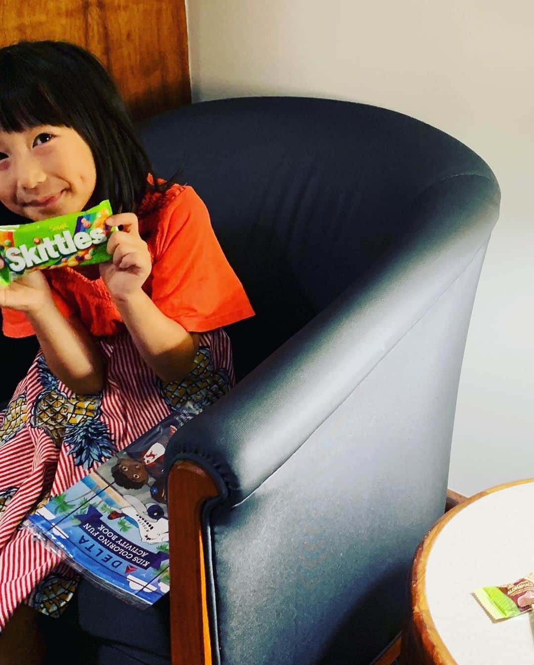 木嶋菜穂子さんのインスタグラム写真 - (木嶋菜穂子Instagram)「. ホノルル空港のラウンジは﻿ ﻿ デルタ航空﻿ スカイラウンジ ﻿ ﻿ 一択♡﻿ ﻿ ﻿ ﻿ 機内食は、﻿ ほとんど食べない代わりに﻿ ﻿ ﻿ 搭乗前に﻿ ラウンジで﻿ ﻿ 新鮮な野菜と﻿ 美味しいカクテル﻿ ﻿ 質のいい﻿ 軽いランチ。﻿ ﻿ ﻿ ﻿ デルタのラウンジは、﻿ ハワイのフレッシュな野菜や﻿ ﻿ キヌアや﻿ フムスなど﻿ パワーフードがあって﻿ ﻿ ﻿ フライトの間も、もたれない﻿ フレッシュなサラダ系が充実♡﻿ ﻿ ﻿ ﻿ あと、﻿ 目の前で作ってくれる﻿ ハワイのカクテル﻿ "マイタイ" は、ラウンジ名物♡﻿ ﻿ 何度みても可愛い❤️﻿ ﻿ ﻿ ﻿ ﻿ もう一つの名物﻿ ジャパニーズカレーは、﻿ ﻿  給食のカレーみたいな﻿ 懐かしい味で、﻿ 子連れハワイの心強い味方♡﻿ ﻿ ﻿ さて、﻿ 日本へ帰ります。﻿ ﻿ ハワイで﻿ 仕事しながら﻿ 遊んで﻿ ﻿ まだまだ、﻿ やることがたくさんみえてきた( ´艸｀)﻿ ﻿ ﻿ ﻿ バリバリすすめます♡﻿ ﻿ #ママ旅﻿ #転売スクール」9月10日 9時23分 - naco_mybrand