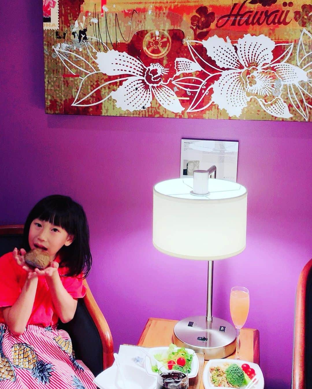木嶋菜穂子さんのインスタグラム写真 - (木嶋菜穂子Instagram)「. ホノルル空港のラウンジは﻿ ﻿ デルタ航空﻿ スカイラウンジ ﻿ ﻿ 一択♡﻿ ﻿ ﻿ ﻿ 機内食は、﻿ ほとんど食べない代わりに﻿ ﻿ ﻿ 搭乗前に﻿ ラウンジで﻿ ﻿ 新鮮な野菜と﻿ 美味しいカクテル﻿ ﻿ 質のいい﻿ 軽いランチ。﻿ ﻿ ﻿ ﻿ デルタのラウンジは、﻿ ハワイのフレッシュな野菜や﻿ ﻿ キヌアや﻿ フムスなど﻿ パワーフードがあって﻿ ﻿ ﻿ フライトの間も、もたれない﻿ フレッシュなサラダ系が充実♡﻿ ﻿ ﻿ ﻿ あと、﻿ 目の前で作ってくれる﻿ ハワイのカクテル﻿ "マイタイ" は、ラウンジ名物♡﻿ ﻿ 何度みても可愛い❤️﻿ ﻿ ﻿ ﻿ ﻿ もう一つの名物﻿ ジャパニーズカレーは、﻿ ﻿  給食のカレーみたいな﻿ 懐かしい味で、﻿ 子連れハワイの心強い味方♡﻿ ﻿ ﻿ さて、﻿ 日本へ帰ります。﻿ ﻿ ハワイで﻿ 仕事しながら﻿ 遊んで﻿ ﻿ まだまだ、﻿ やることがたくさんみえてきた( ´艸｀)﻿ ﻿ ﻿ ﻿ バリバリすすめます♡﻿ ﻿ #ママ旅﻿ #転売スクール」9月10日 9時23分 - naco_mybrand