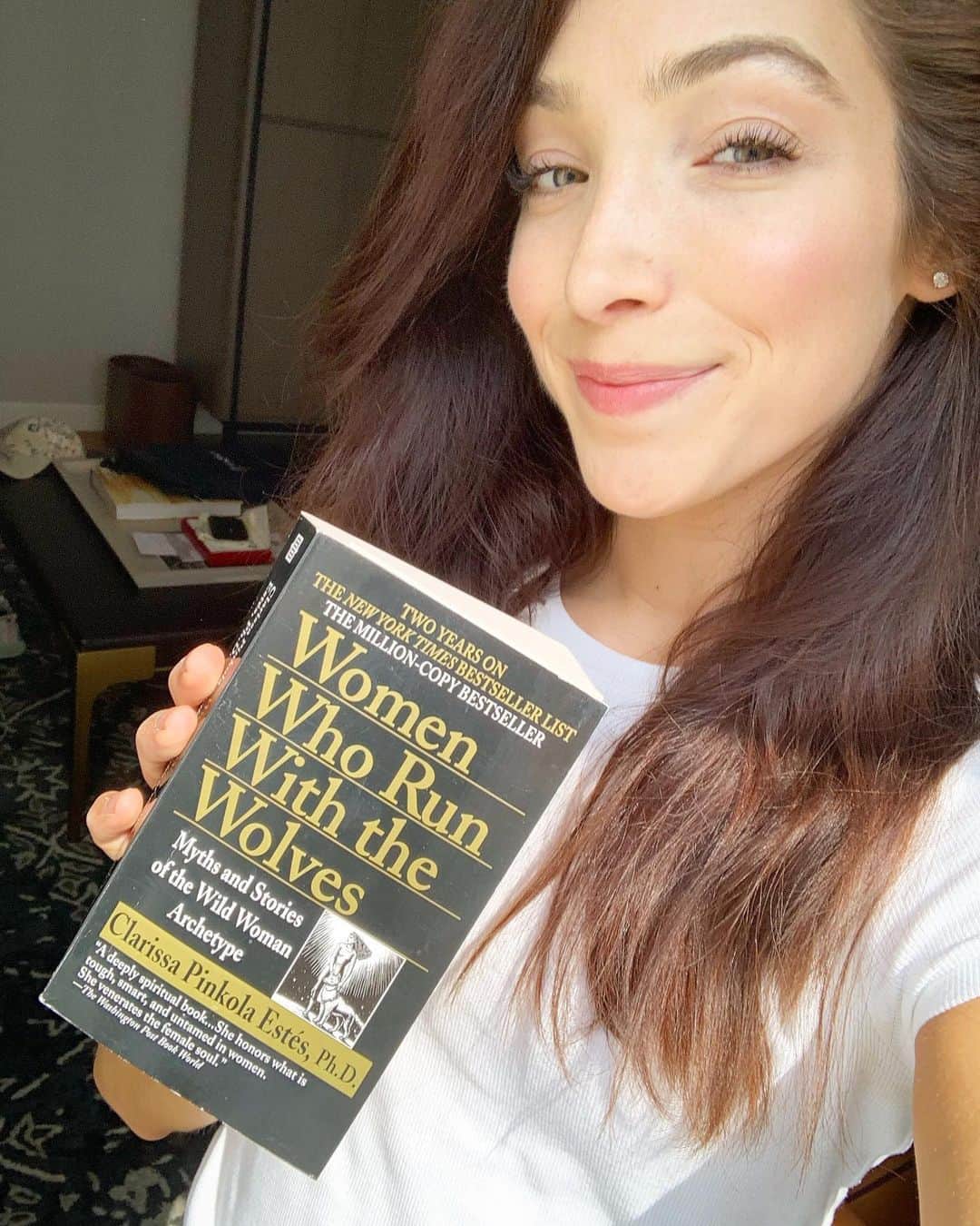 メリル・デイヴィスさんのインスタグラム写真 - (メリル・デイヴィスInstagram)「Currently reading & am completely enamored & inspired by ‘Women Who Run With the Wolves’ by Clarissa Pinkola Estés. 🙌🏼 Thanks @oursharedshelf for the epic recommendation 📚 #bookstagram」9月10日 9時17分 - meryledavis