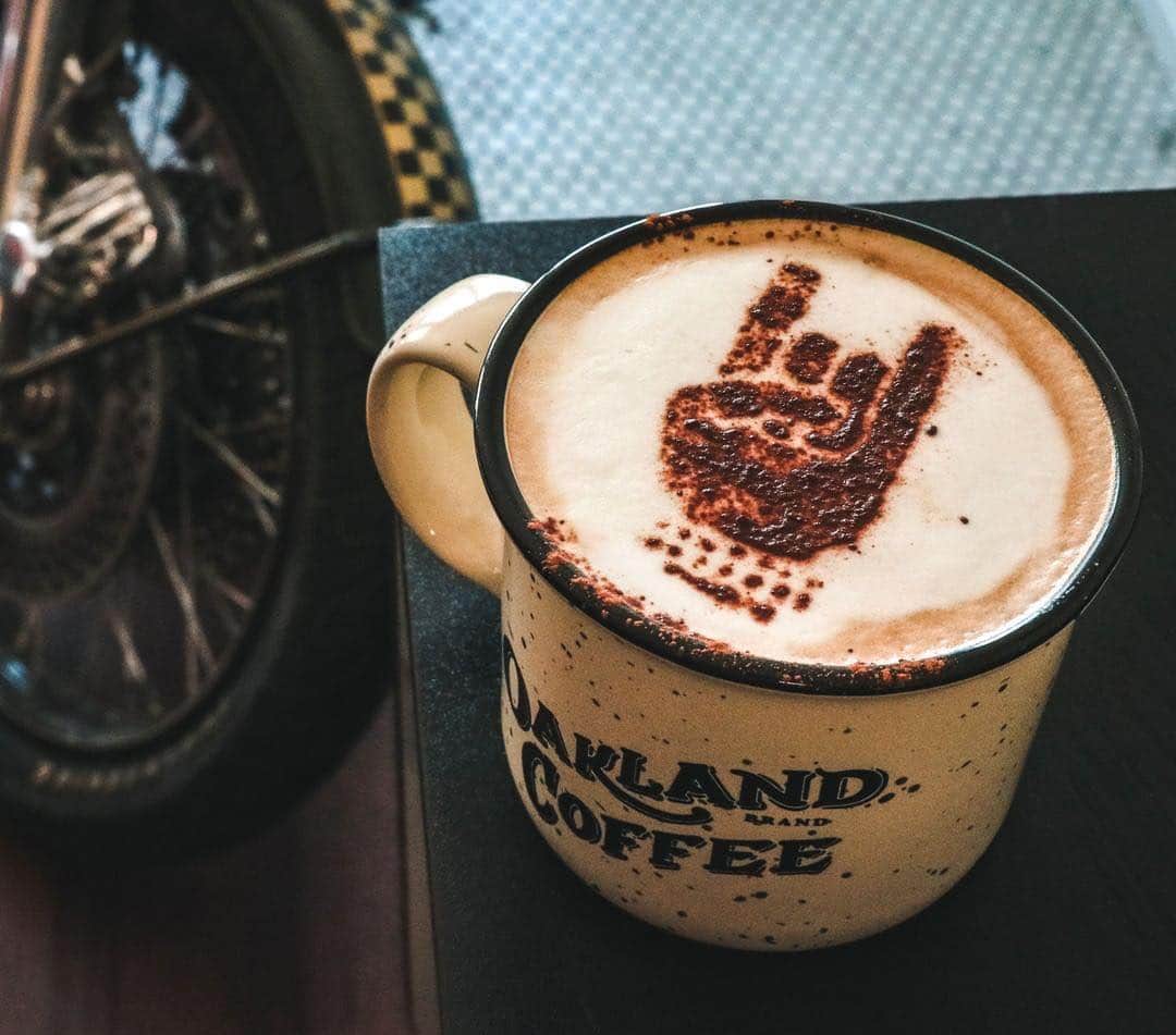 マイク・ダーントさんのインスタグラム写真 - (マイク・ダーントInstagram)「Rockin FOAMF on this Latte! Go @oaklandcoffee !!! 🤘🏽🎶😎」9月10日 9時23分 - mikedirnt