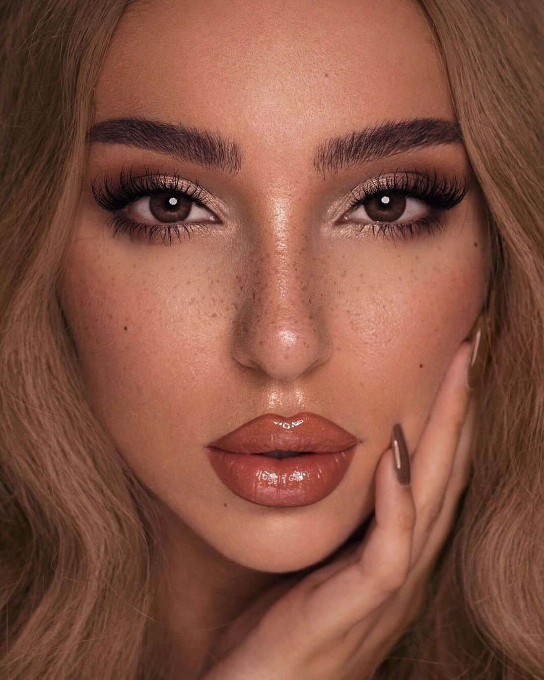 Too Facedさんのインスタグラム写真 - (Too FacedInstagram)「OBSESSED 😍 @swetlanapetuhova wears our Hangover Primer, Born This Way Powder Foundation in shade Warm Sand, Better Than Sex Mascara, Chocolate Gold Eye Shadow Palette, Chocolate Soleil Bronzer, and Peach My Cheeks Blush in shade Pinch My Peach! #regram #toofacedambassador #toofaced」9月10日 9時24分 - toofaced