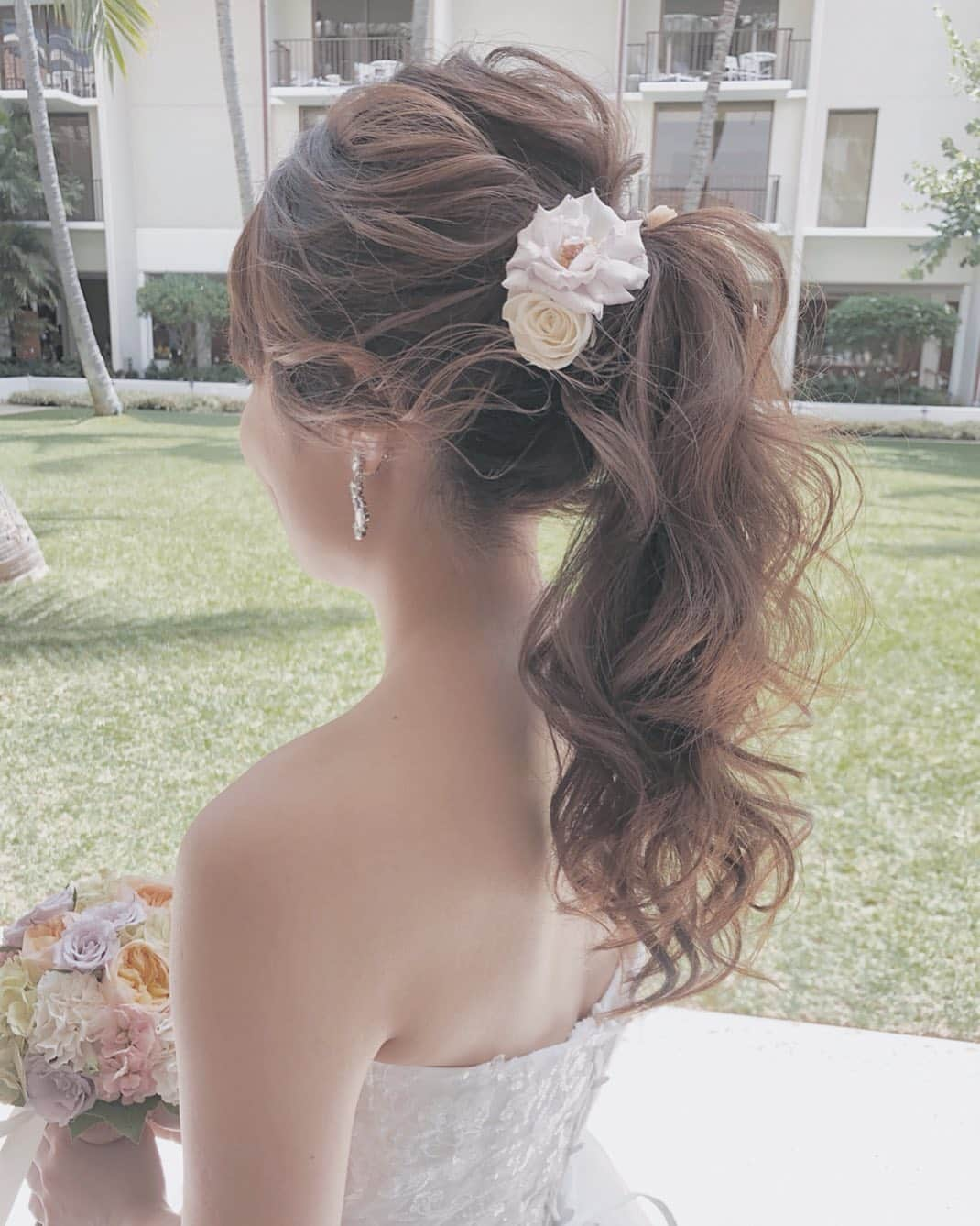 Yukari Ogayaさんのインスタグラム写真 - (Yukari OgayaInstagram)「Hawaii wedding. 甘過ぎず フェミニンに印象付けて💛 . Hair&makeup by @yukariogaya  #ハワイ#ブライダル#美容師#披露宴 #ブライダルヘア#ヘアアレンジ#プレ花嫁#花嫁#結婚式#結婚式準備#海外挙式#hawaiiwedding #ハワイヘアメイク#おしゃれ花嫁#エンゲージメントフォト #ウェディングフォト#ヘアチェンジ#入籍 #綺麗 #ゆるふわアレンジ#アニバーサリーフォト #婚約#ハワイ挙式#ウェディングヘア#花嫁準備#前撮り#2019秋婚 #持ち込みヘアメイク#リハーサルメイク#ポニーテールアレンジ」9月10日 9時25分 - yukariogaya