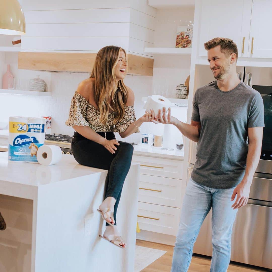 ジョジョ・フレッチャーのインスタグラム：「Hahaha omg - @beccatilley I love you ... & you know I always got your back(side). Speaking of backside…here… some @Charmin for the next time you 💩 yourself on the plane @jrodgers11. 🤣  So happy I came in at #2 bc it led me to you. 😘  Buttttt, I can’t speak about #2 without a shout out to the OG @tristasutter- you know better than all of us. Show us the way, my queen… #charminpartner」